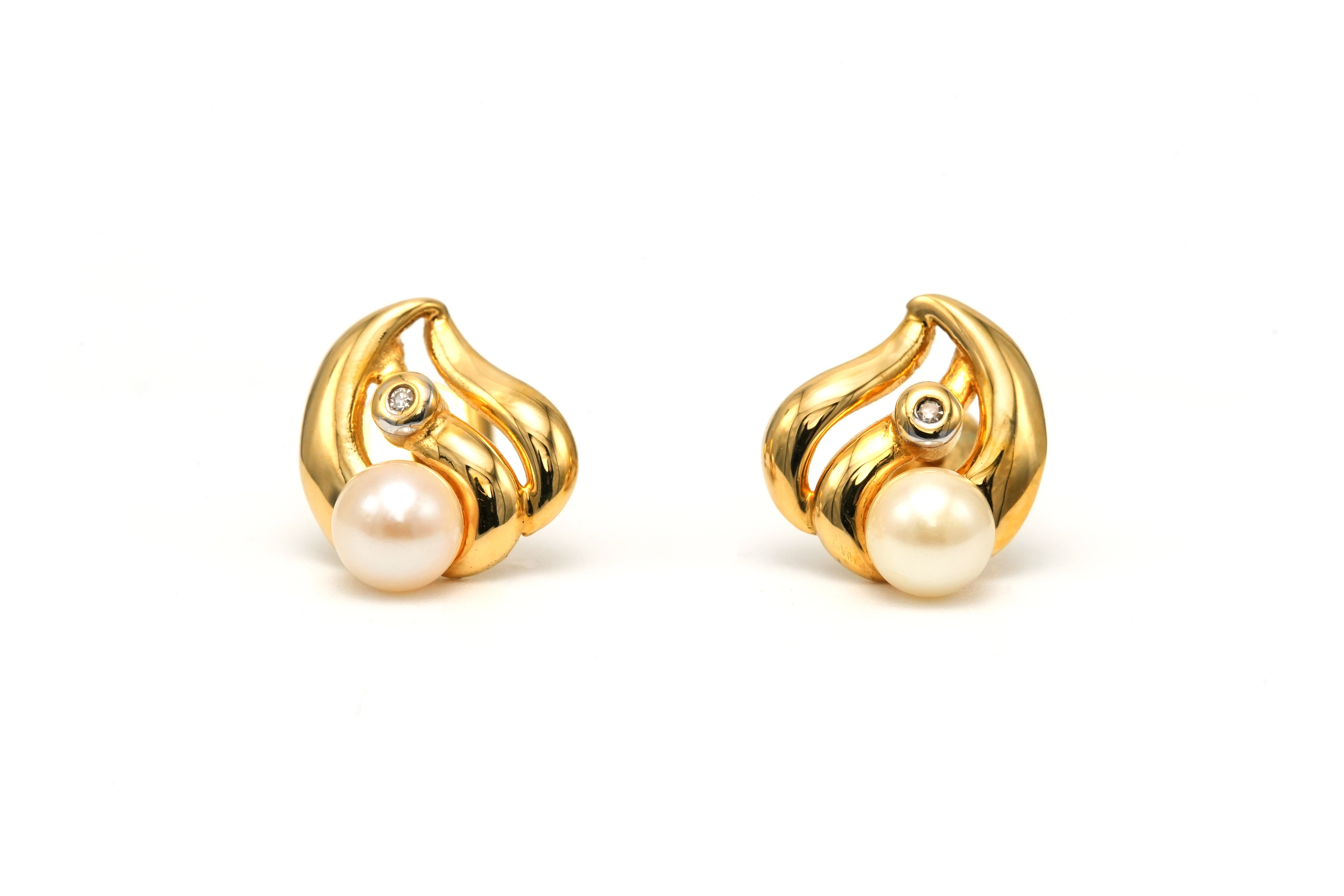Boucles d'oreilles contemporaines en or jaune 18 carats serties de perles et de diamants "taille" brillant (+-0.01ct) - 1
