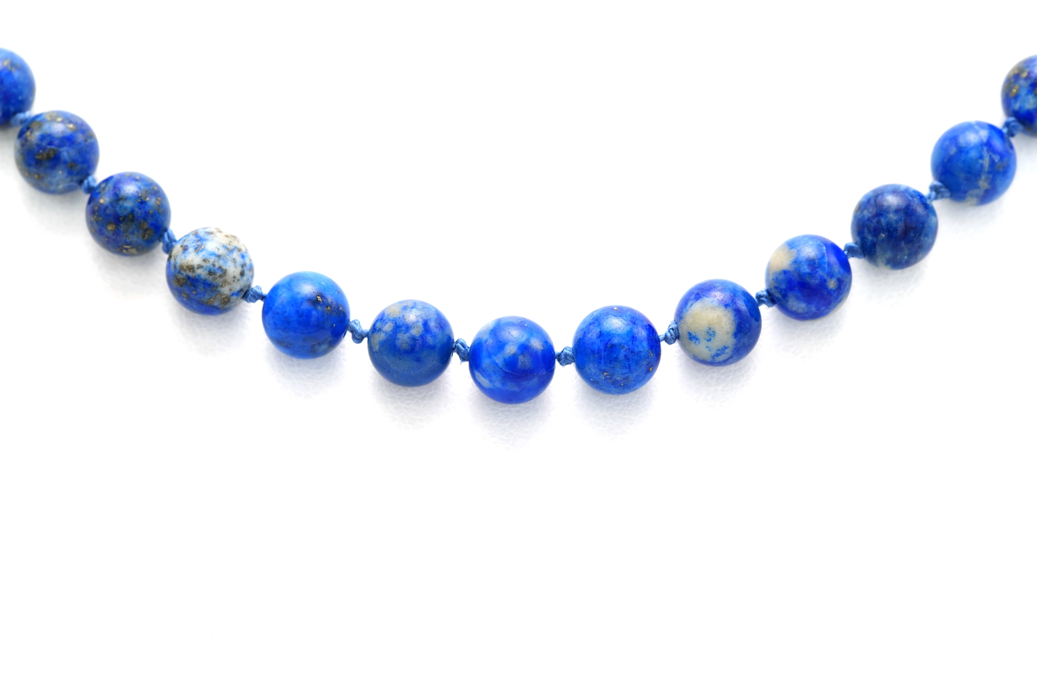 Collier contemporain en perles de lapis lazuli et fermoir en or jaune 8 carats - 1