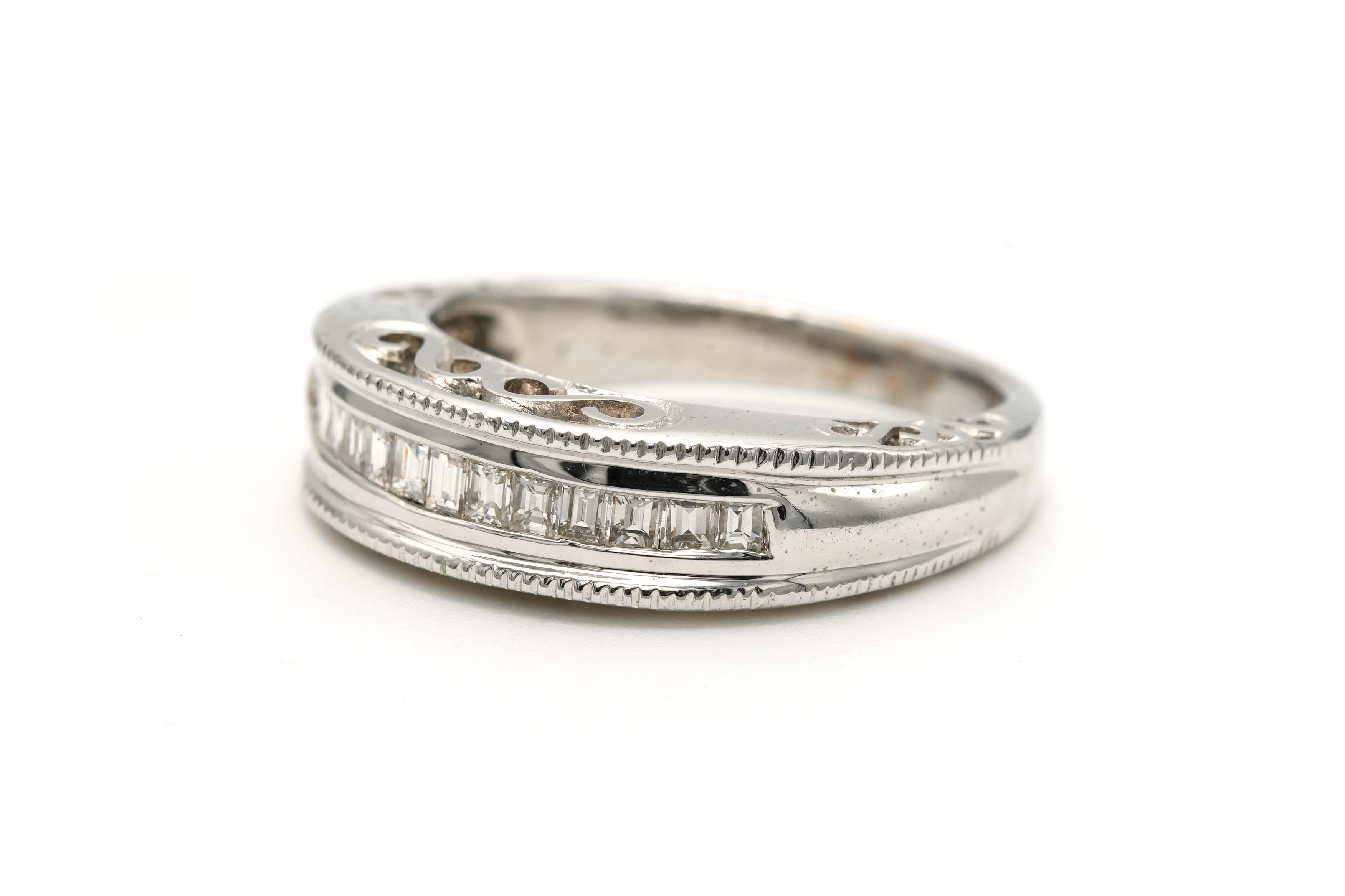 Bague contemporaine en or blanc 18 carats sertie de diamants taille baguette - 2