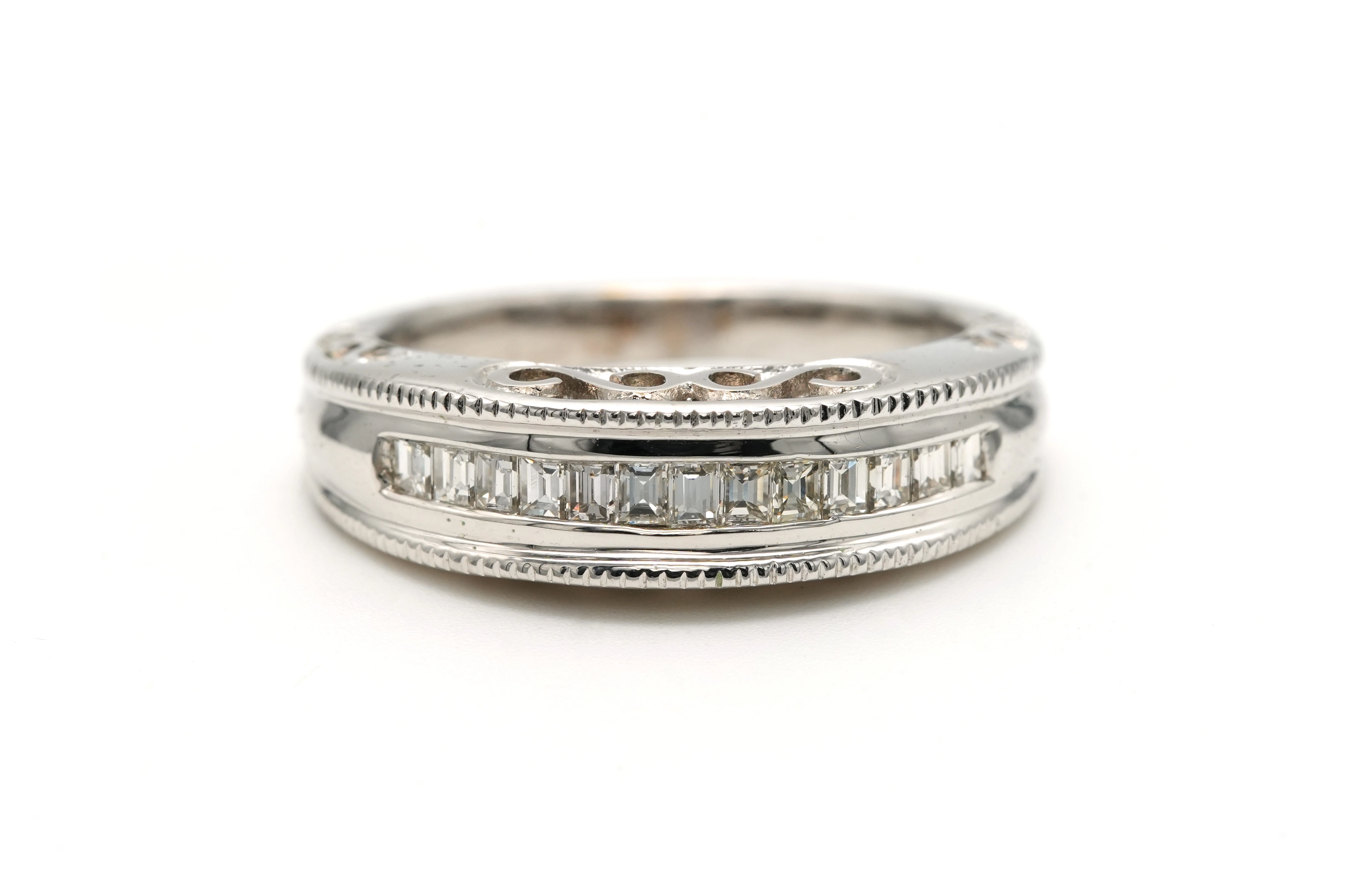 Bague contemporaine en or blanc 18 carats sertie de diamants taille baguette - 1