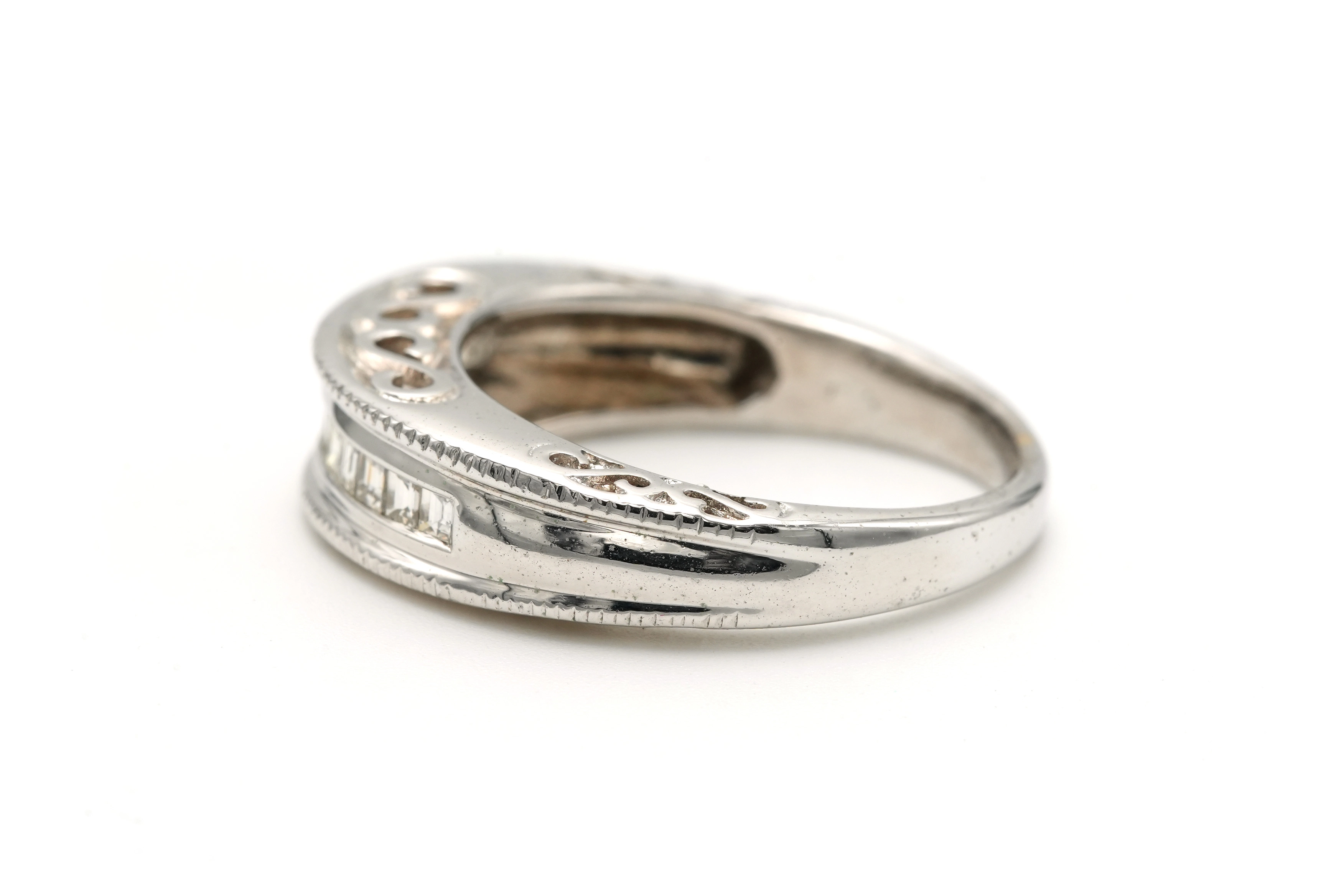 Bague contemporaine en or blanc 18 carats sertie de diamants taille baguette - 3