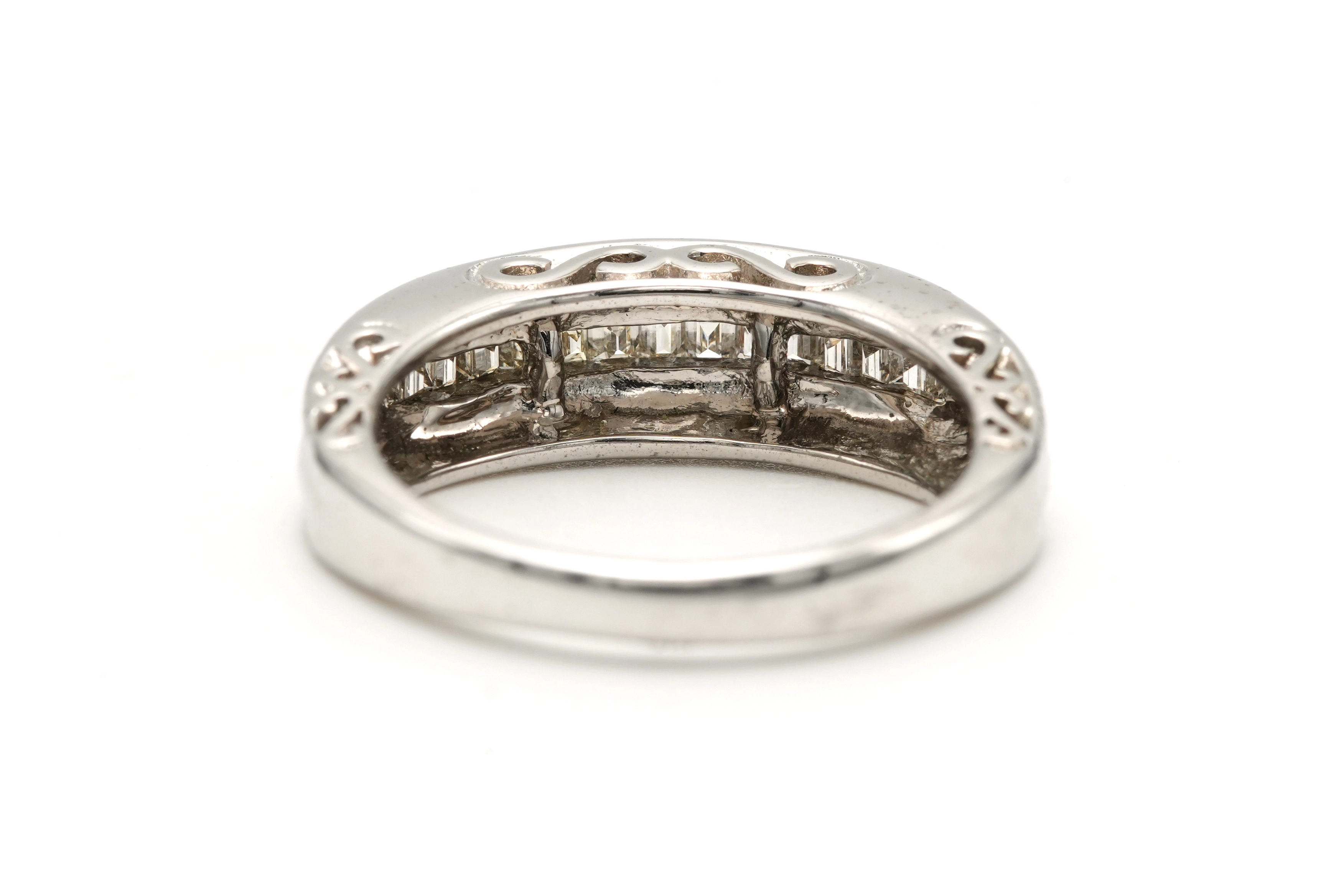 Bague contemporaine en or blanc 18 carats sertie de diamants taille baguette - 4