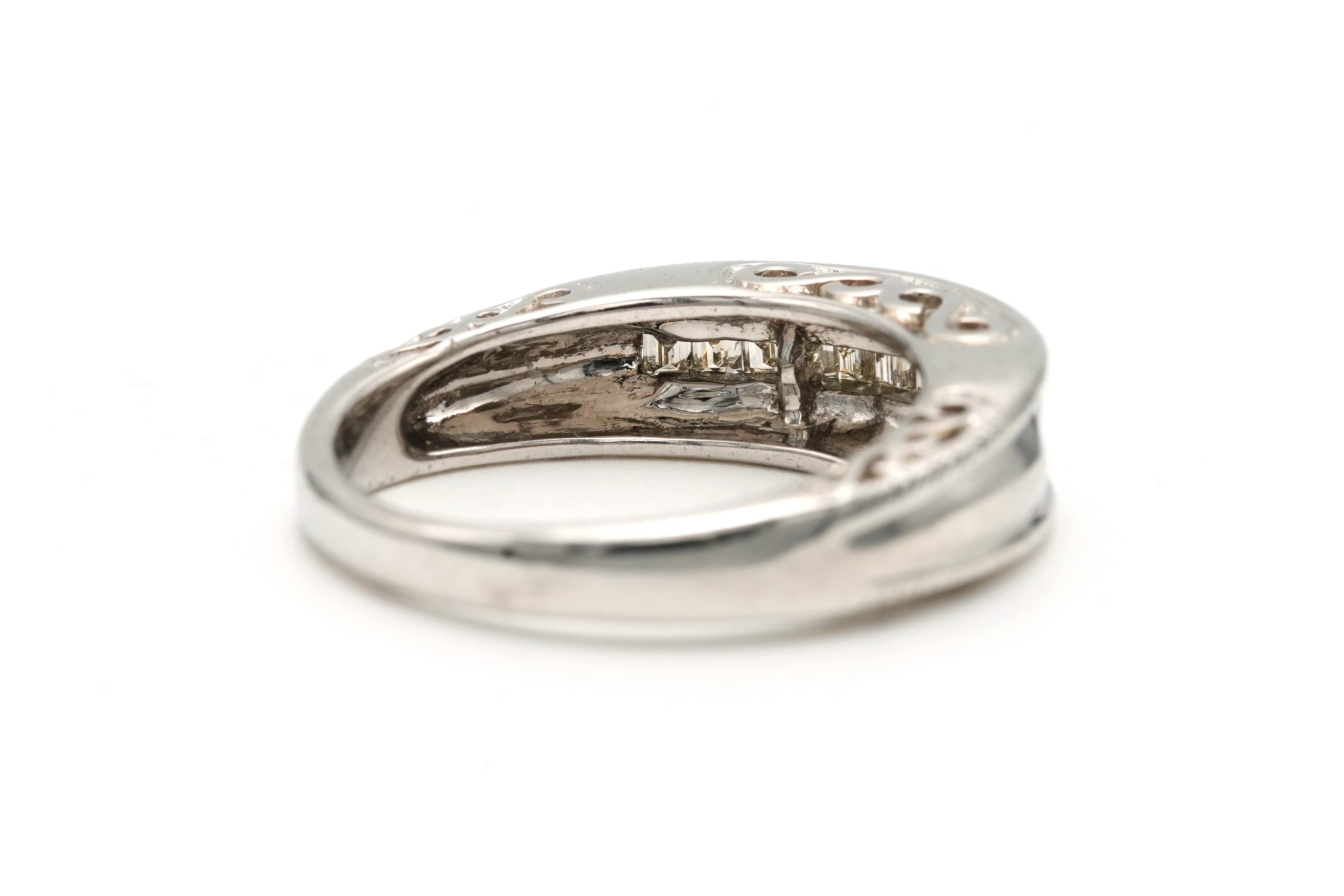 Bague contemporaine en or blanc 18 carats sertie de diamants taille baguette - 5