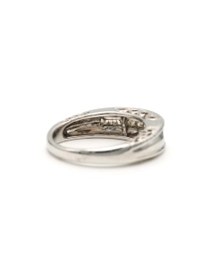 Bague contemporaine en or blanc 18 carats sertie de diamants taille baguette - 5