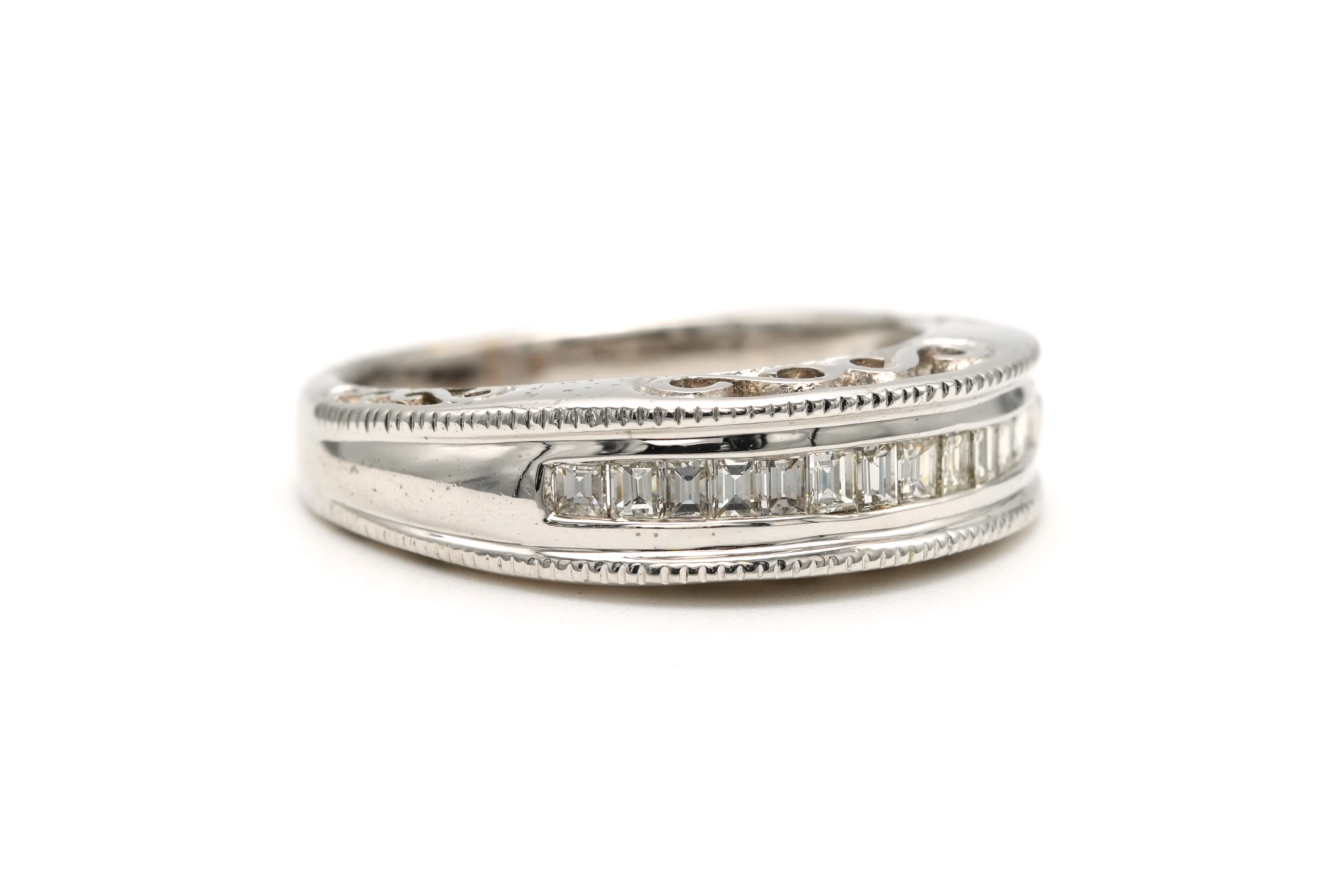 Bague contemporaine en or blanc 18 carats sertie de diamants taille baguette - 6