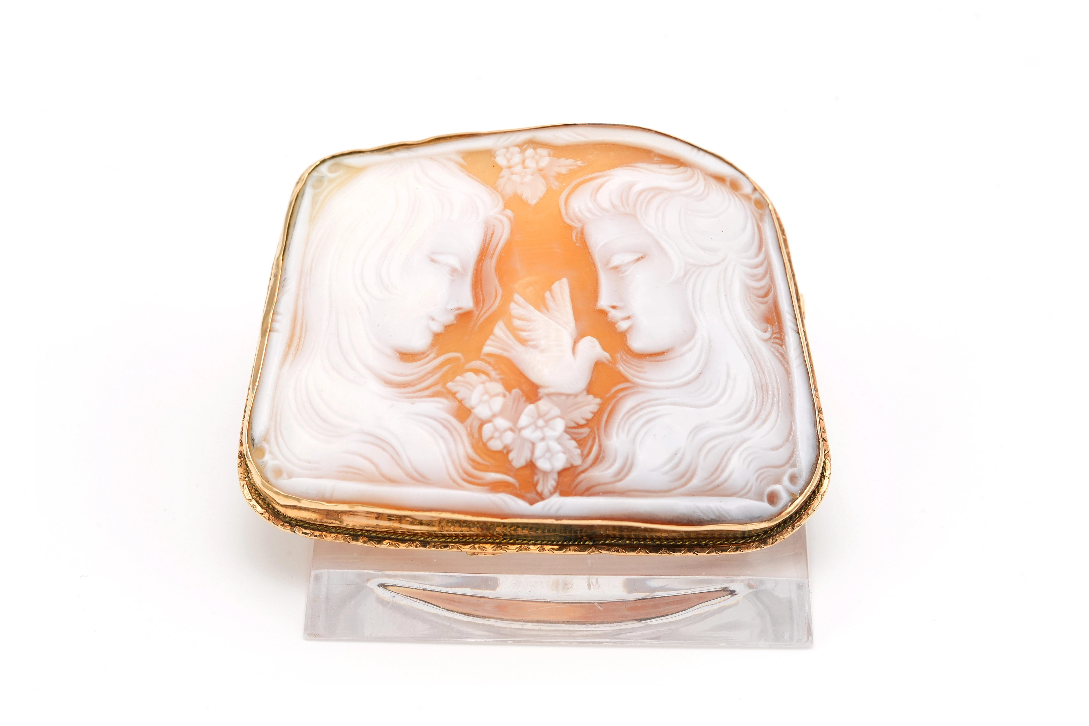 Broche Art Nouveau en or jaune 14 carats sertie d'un camée coquillage - - 1