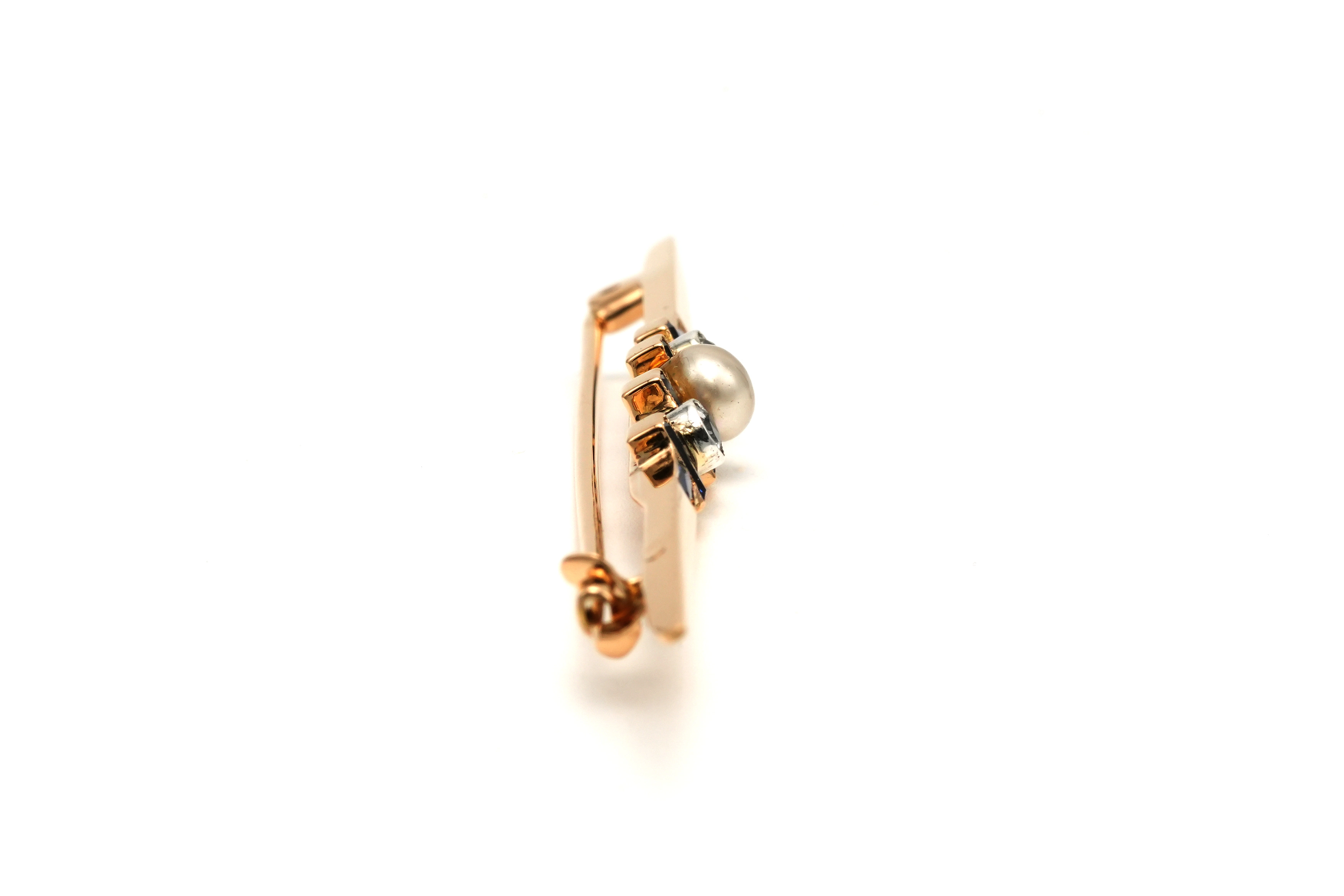 Broche Art Déco en or jaune 9 carats sertie d'une perle, de saphirs de synthèse et de strass - 4