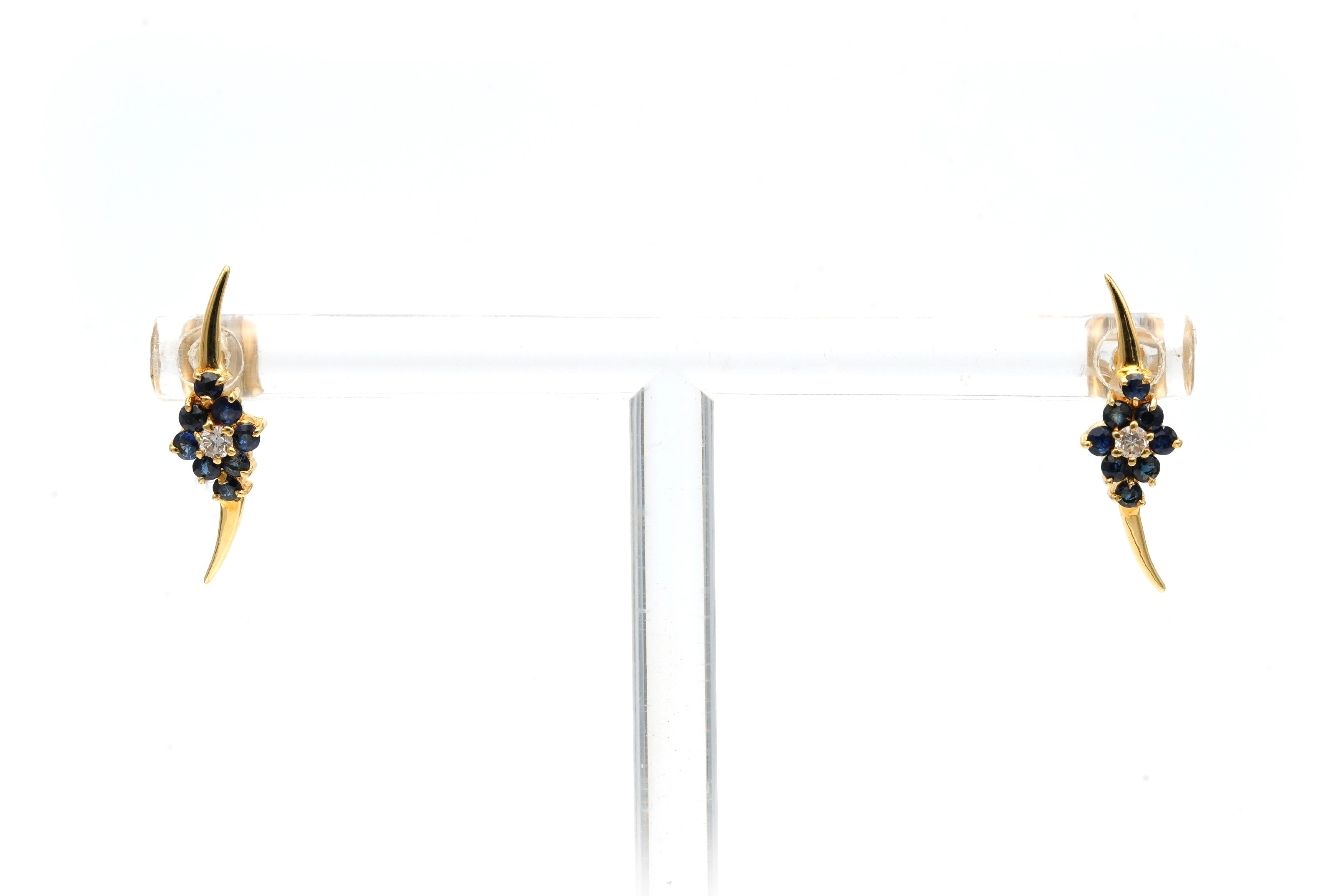 Boucles d'oreilles contemporaines en or jaune 9 carats serties de saphirs et de diamants "taille" brillant (+-0.06ct) - - 1
