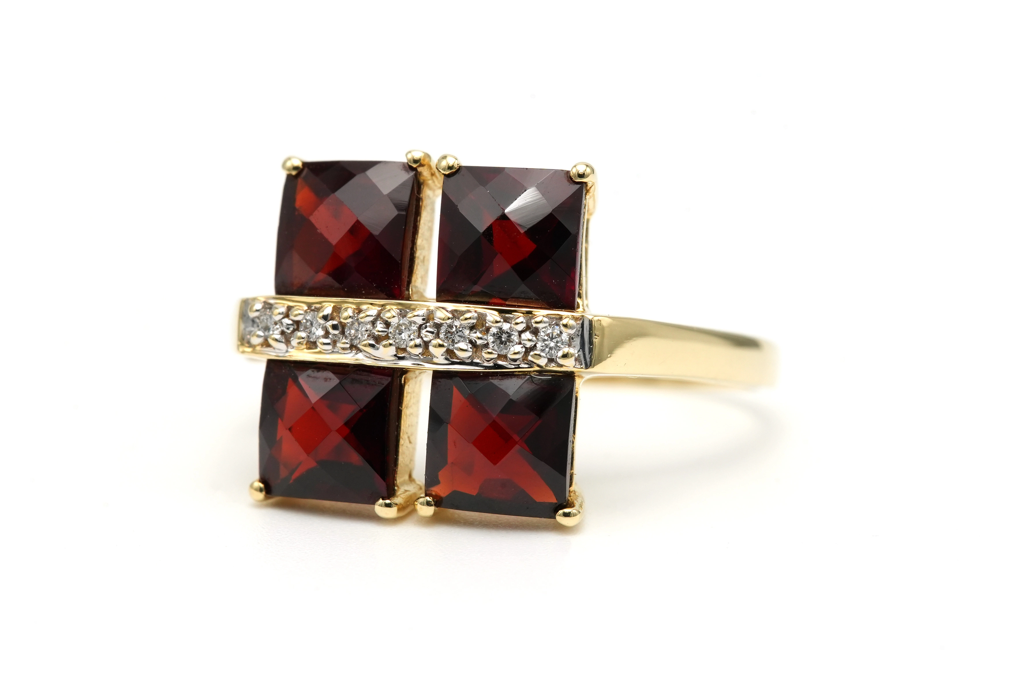 Bague contemporaine en or jaune 14 carats sertie de grenats et de diamants "taille" brillant (+-0.035ct) - 2
