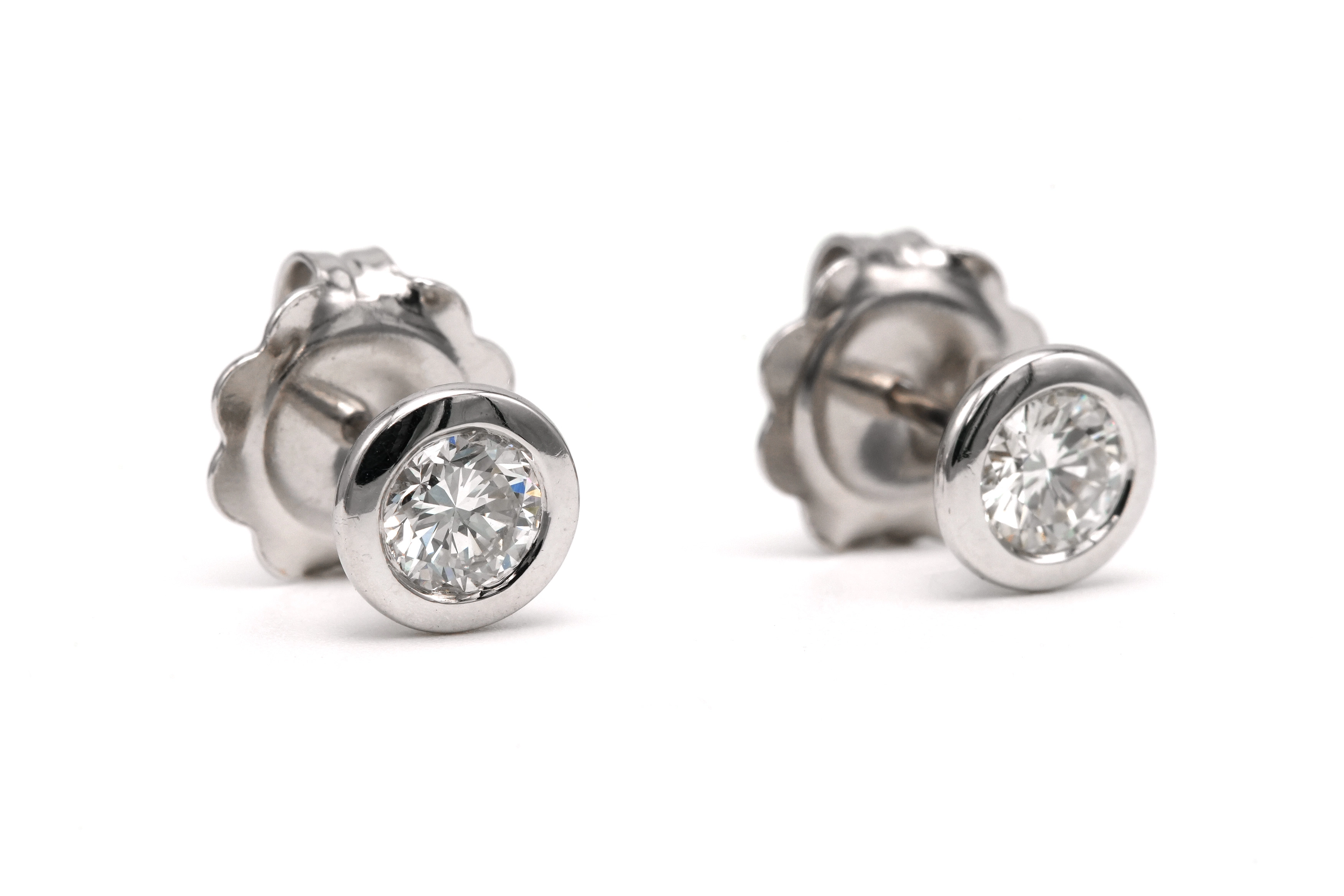 Boucles d'oreilles contemporaines en or blanc 18 carats serties de diamants "taille" brillant (+-0.9ct) - 6