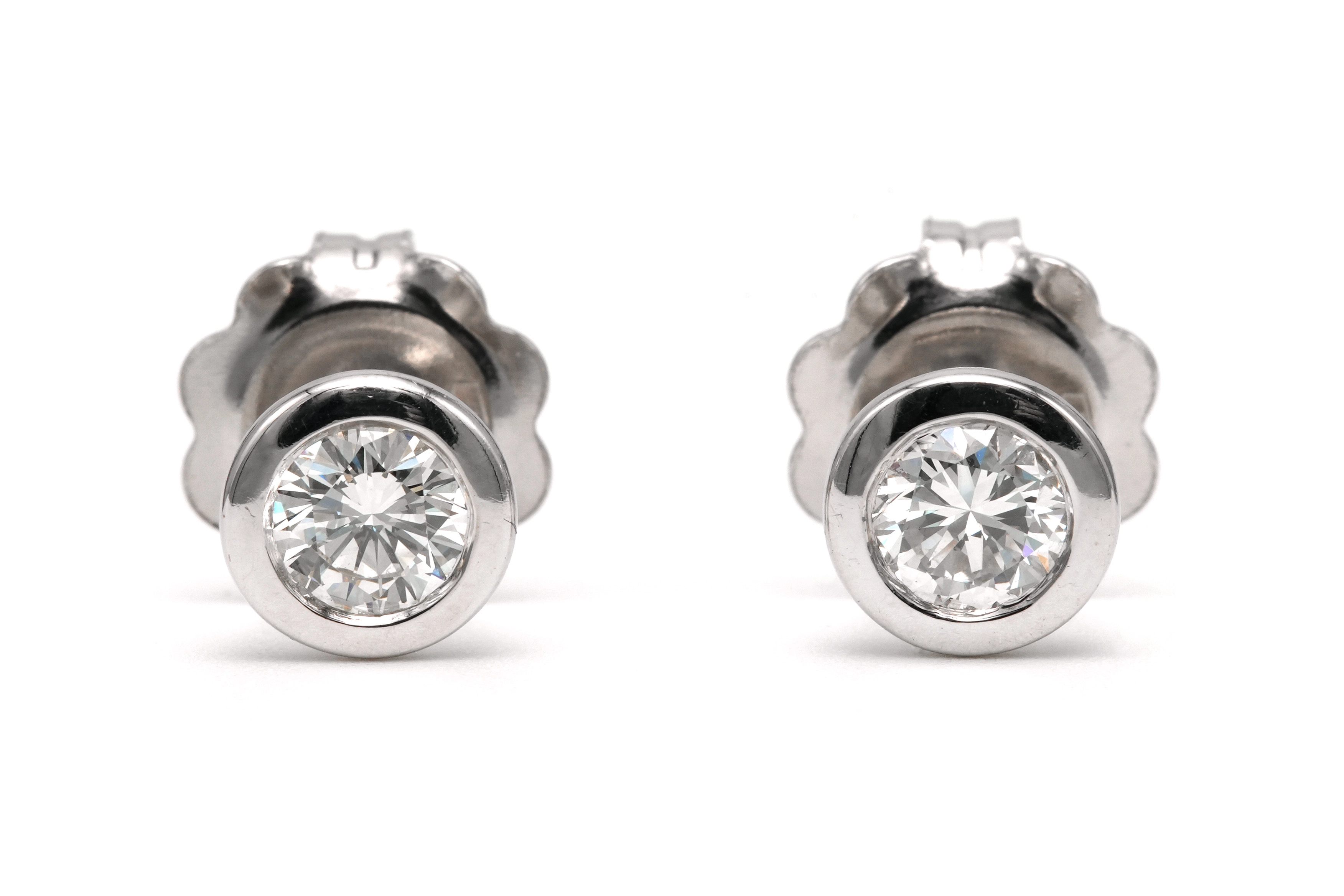 Boucles d'oreilles contemporaines en or blanc 18 carats serties de diamants "taille" brillant (+-0.9ct) - 1