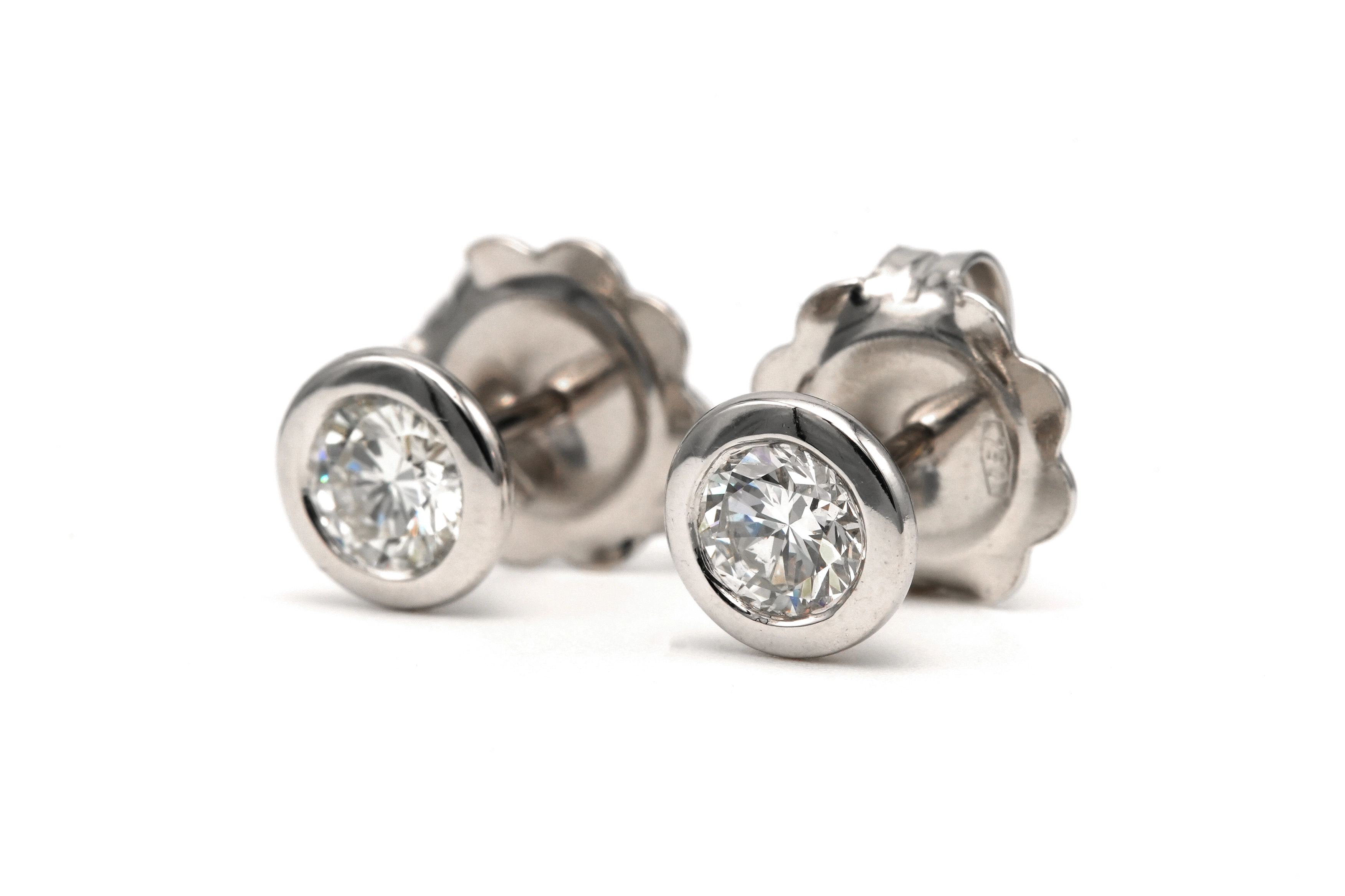 Boucles d'oreilles contemporaines en or blanc 18 carats serties de diamants "taille" brillant (+-0.9ct) - 2
