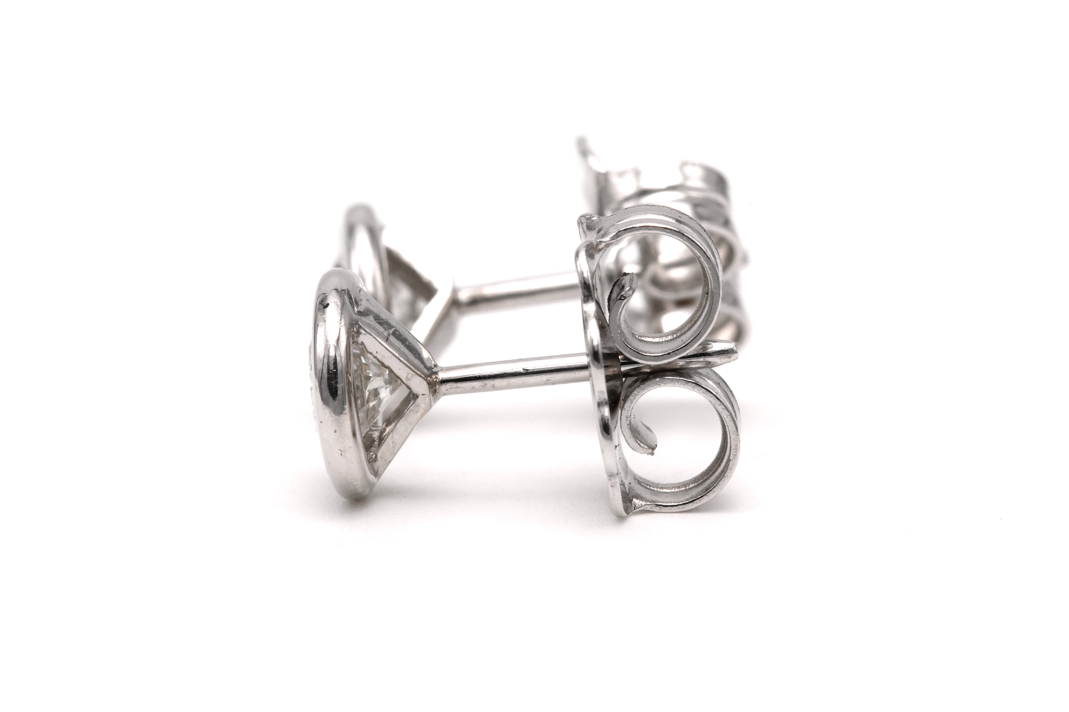 Boucles d'oreilles contemporaines en or blanc 18 carats serties de diamants "taille" brillant (+-0.9ct) - 3