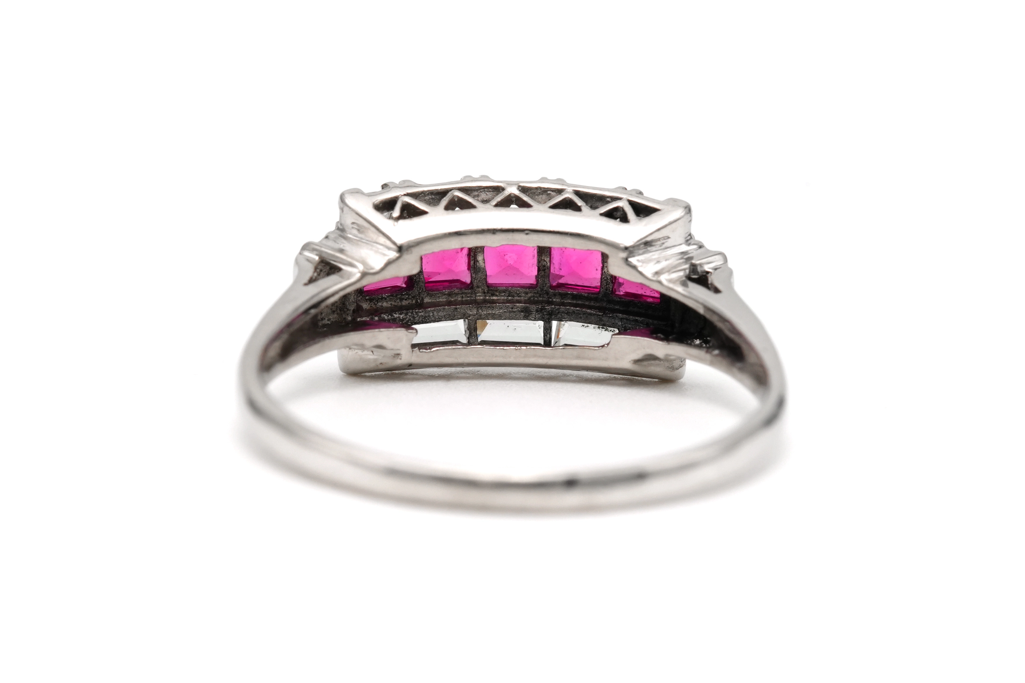 Bague Art Déco en or blanc 14 carats sertie de rubis de synthèse et de zirconiums - - 4