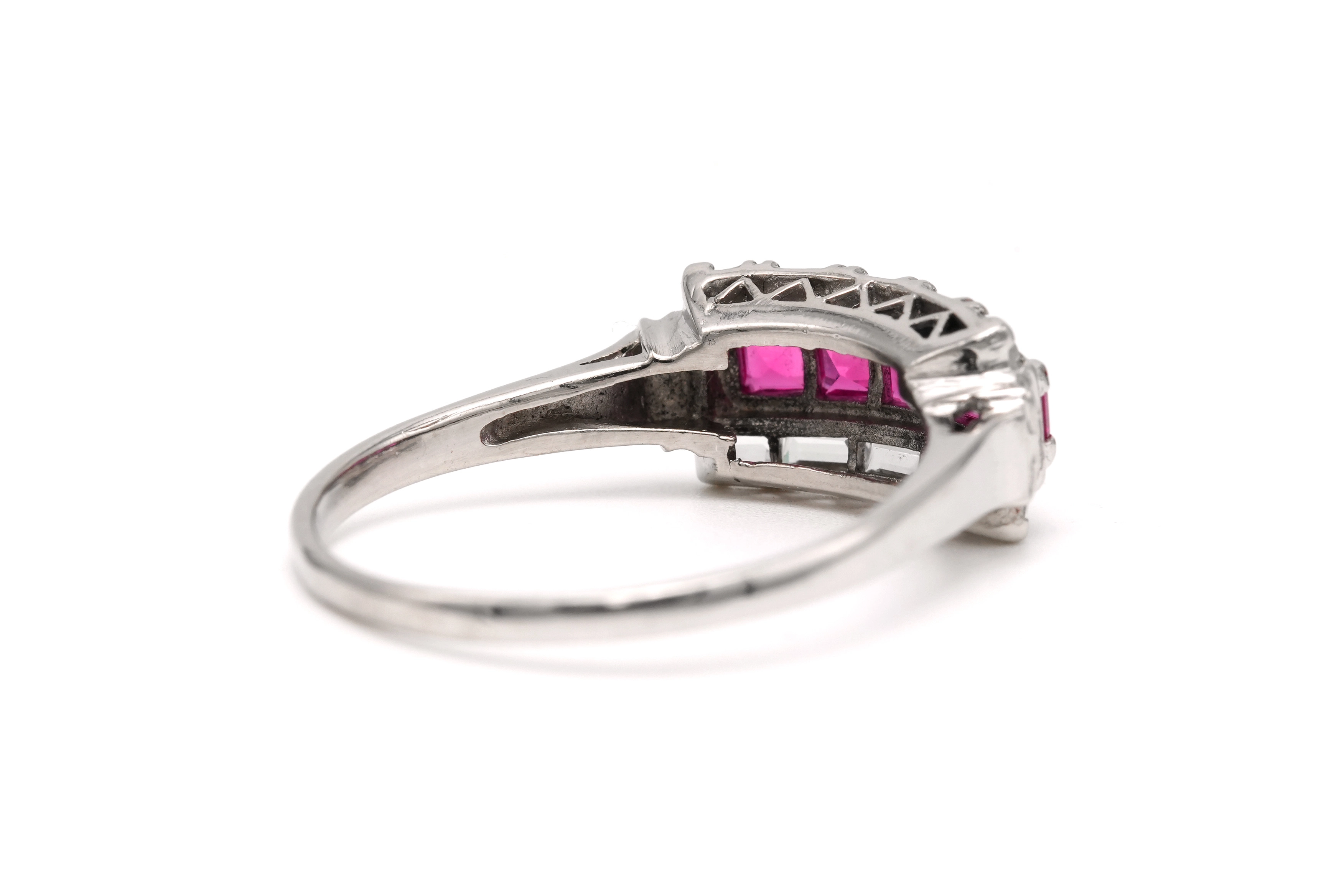 Bague Art Déco en or blanc 14 carats sertie de rubis de synthèse et de zirconiums - 5