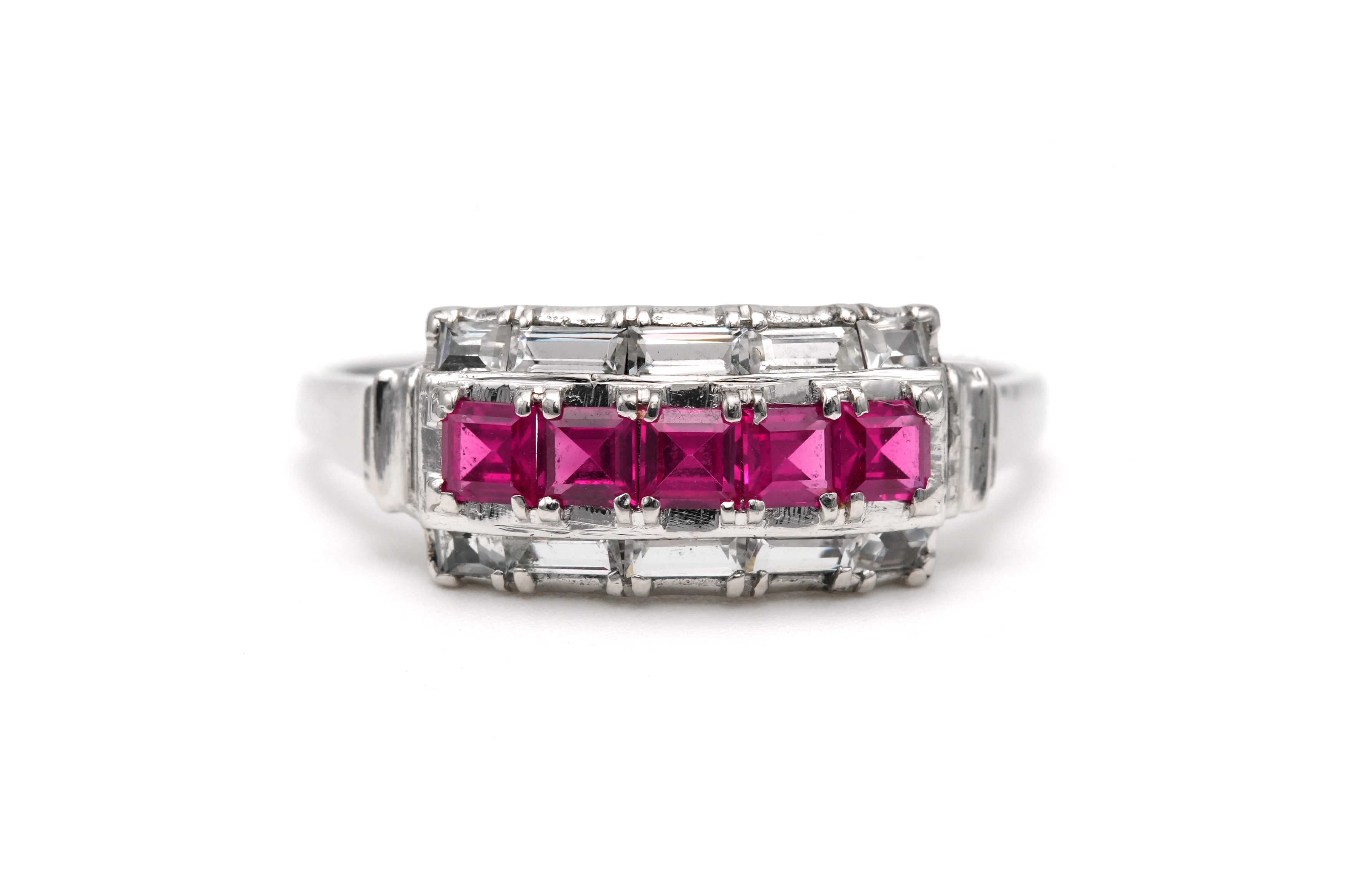 Bague Art Déco en or blanc 14 carats sertie de rubis de synthèse et de zirconiums - - 1