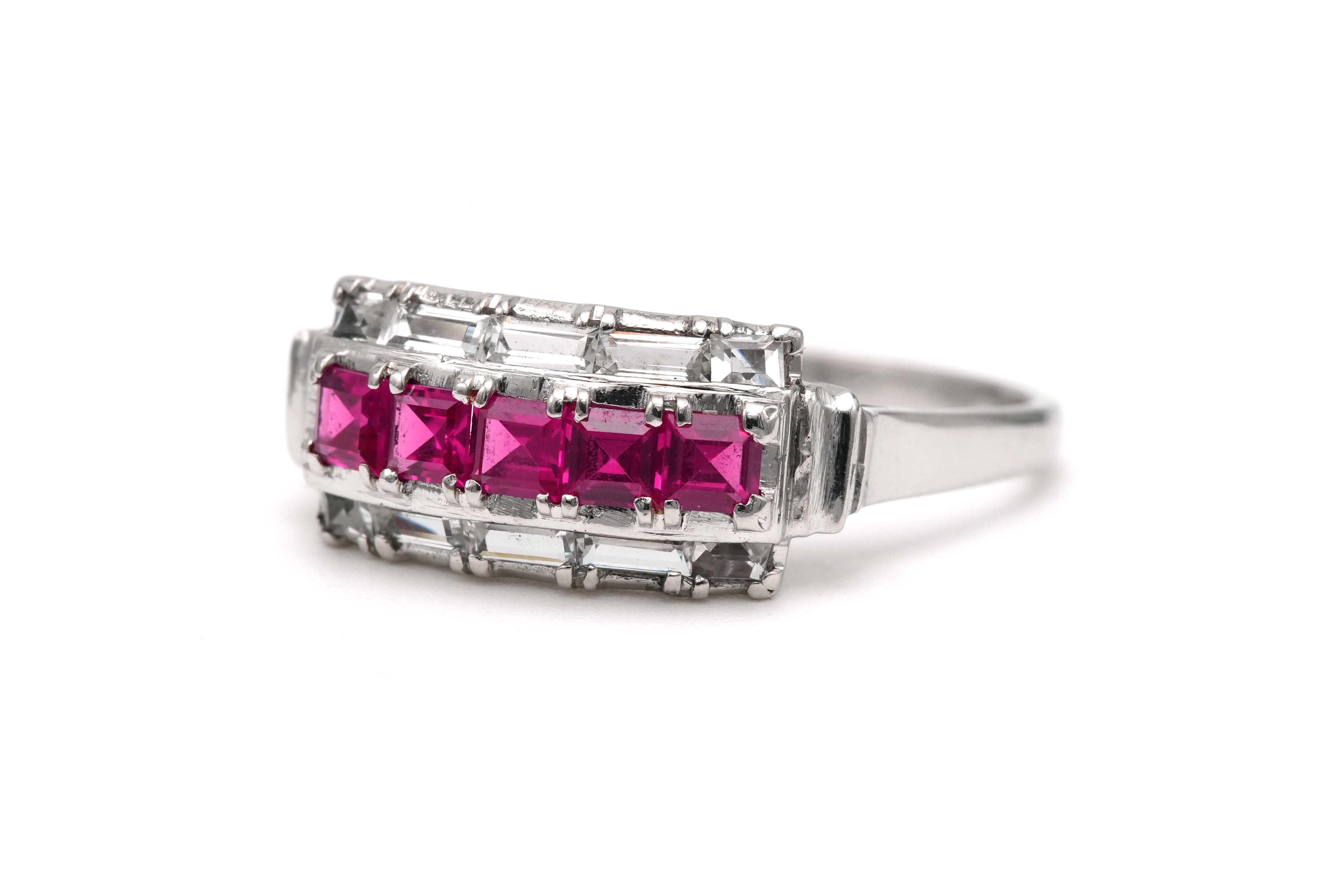 Bague Art Déco en or blanc 14 carats sertie de rubis de synthèse et de zirconiums - 2