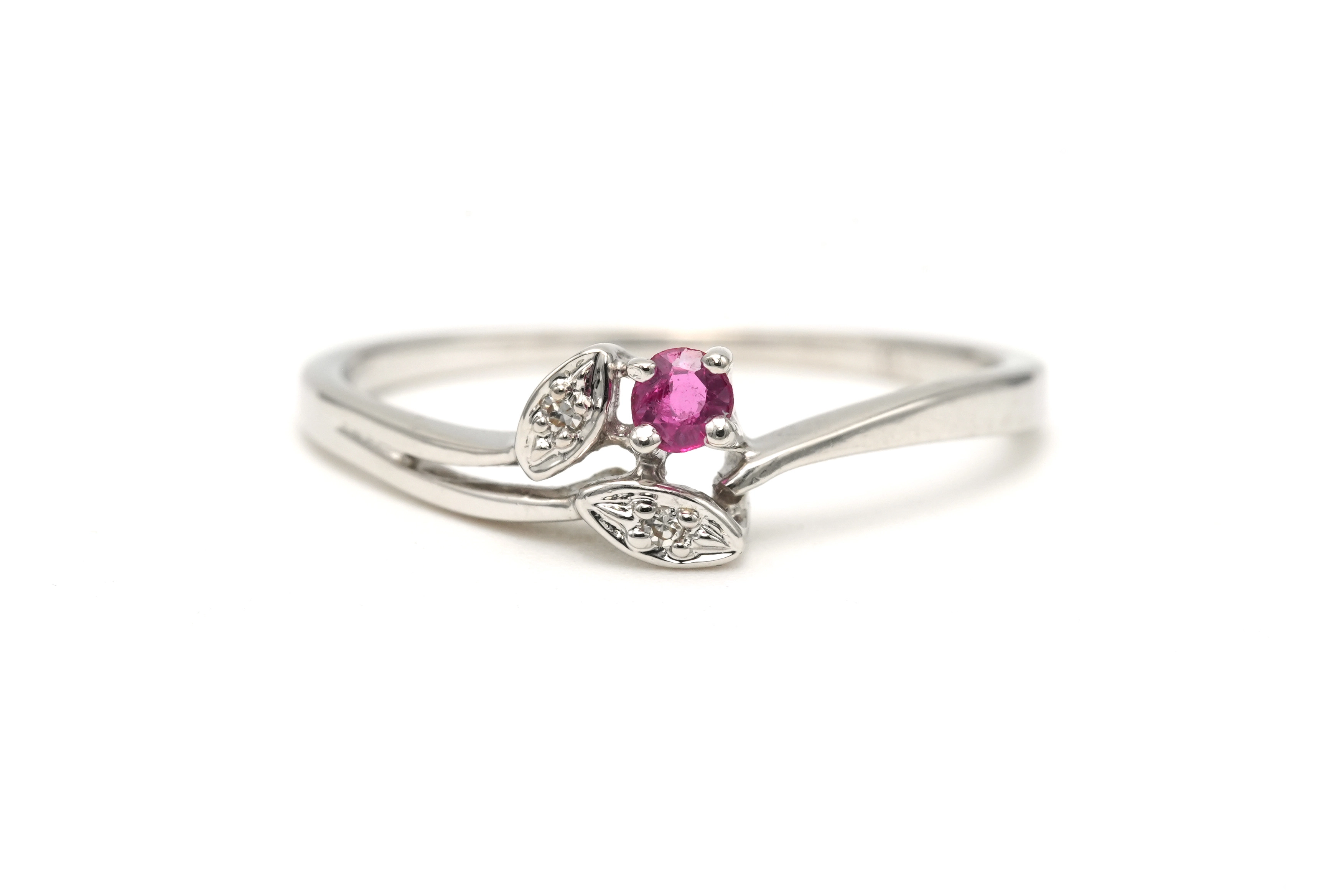 Bague contemporaine en or blanc 18 carats sertie d'un rubis et de diamants "taille" brillant (+-0.01ct) - - 1