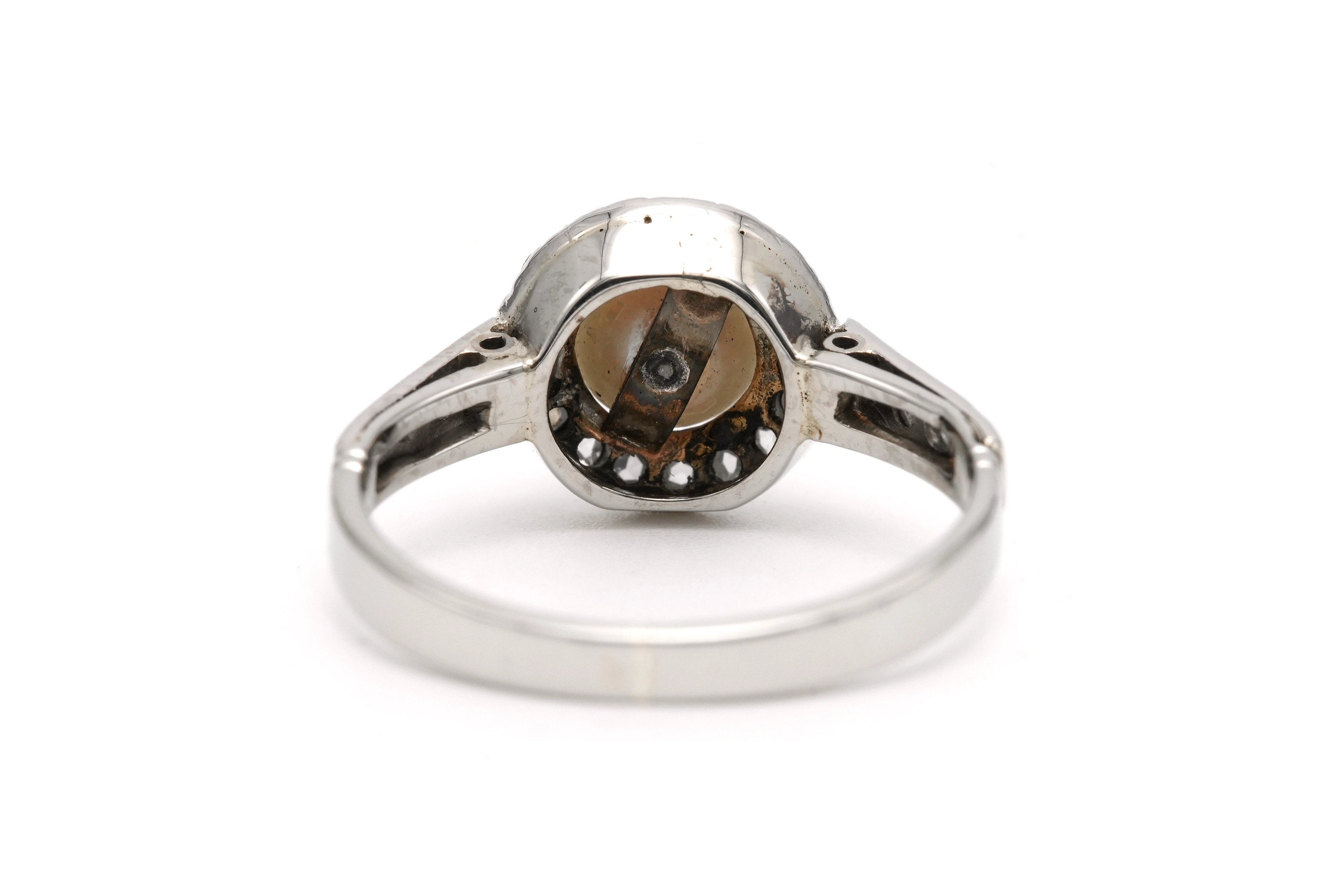 Bague Art Déco en or blanc 18 carats sertie d'une perle et de diamants "taille" rose - 4