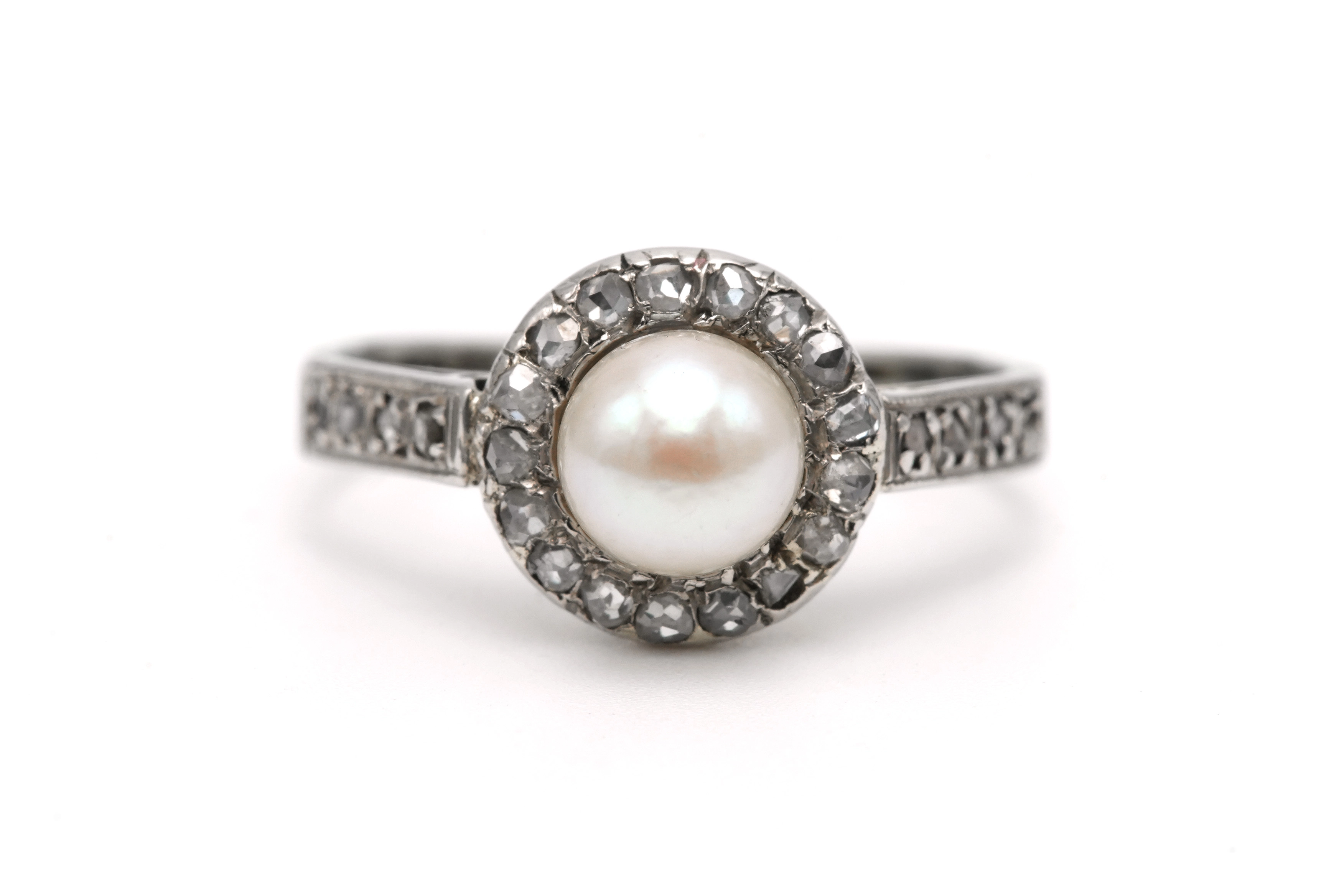 Bague Art Déco en or blanc 18 carats sertie d'une perle et de diamants "taille" rose - 1