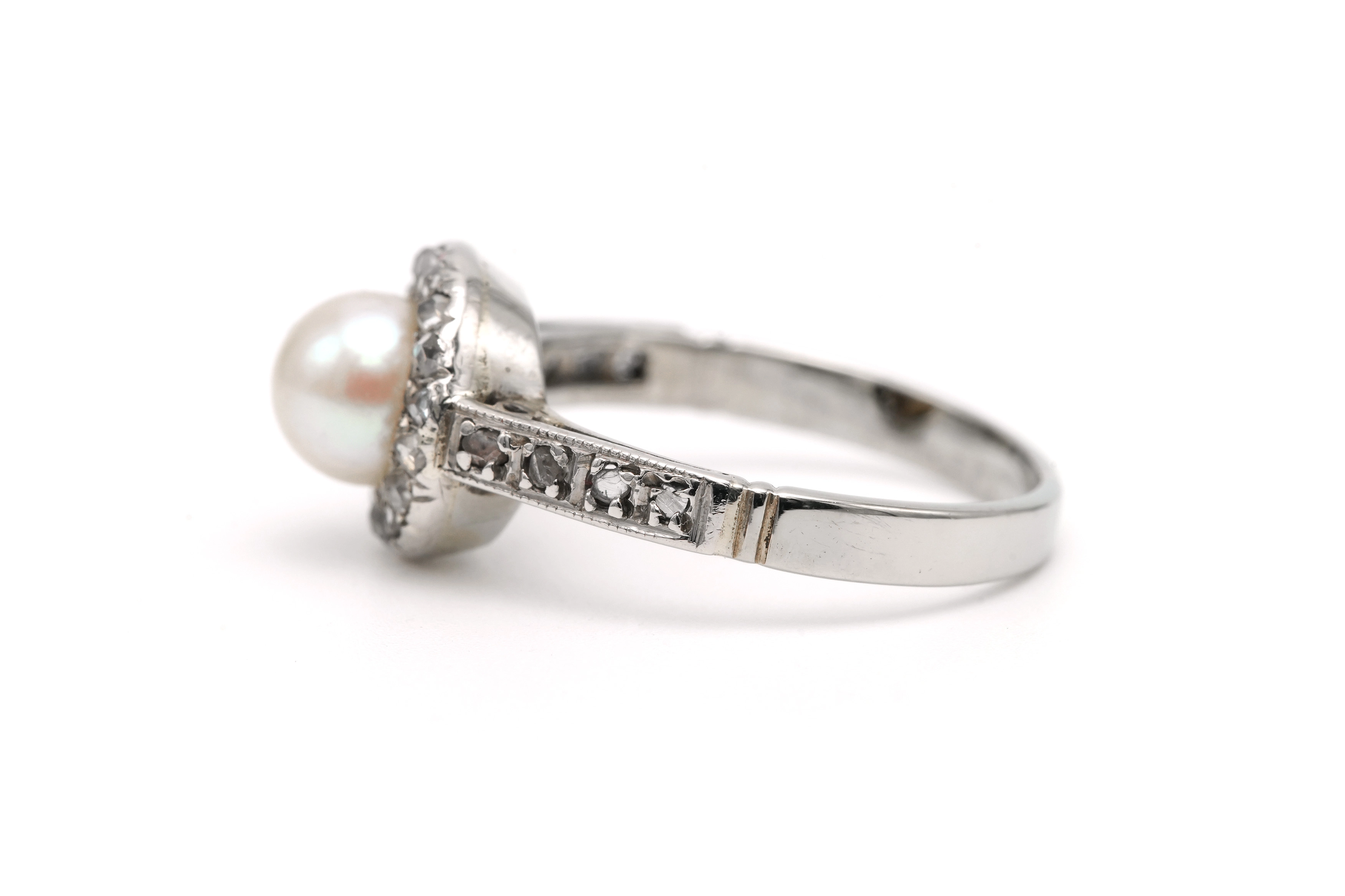 Bague Art Déco en or blanc 18 carats sertie d'une perle et de diamants "taille" rose - 3