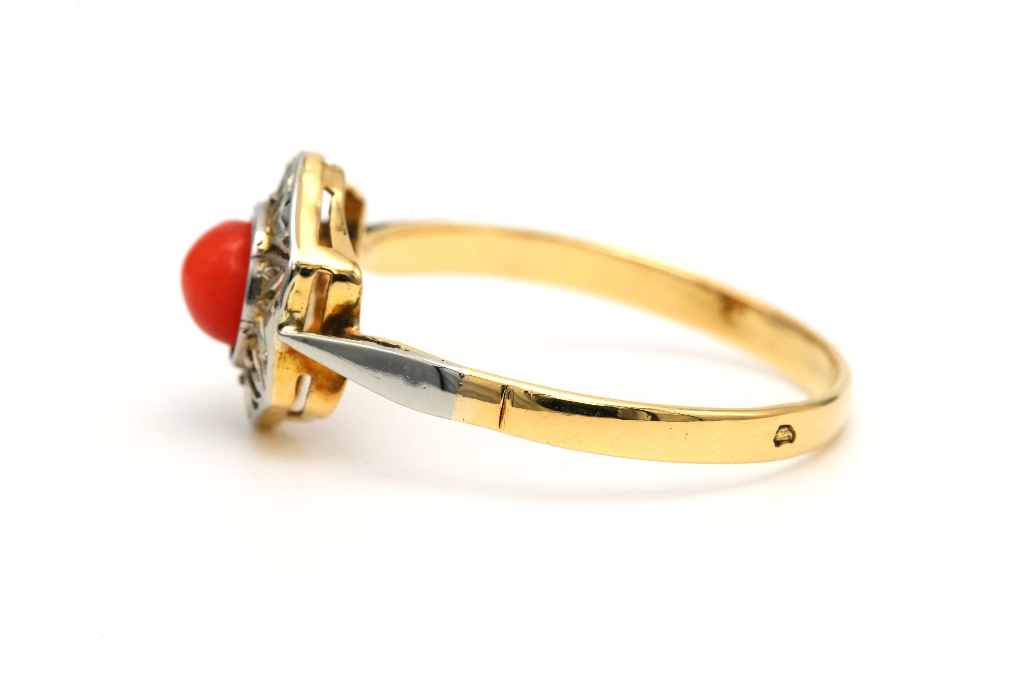 Bague Art Déco en or jaune et blanc 18 carats sertie de corail - 3