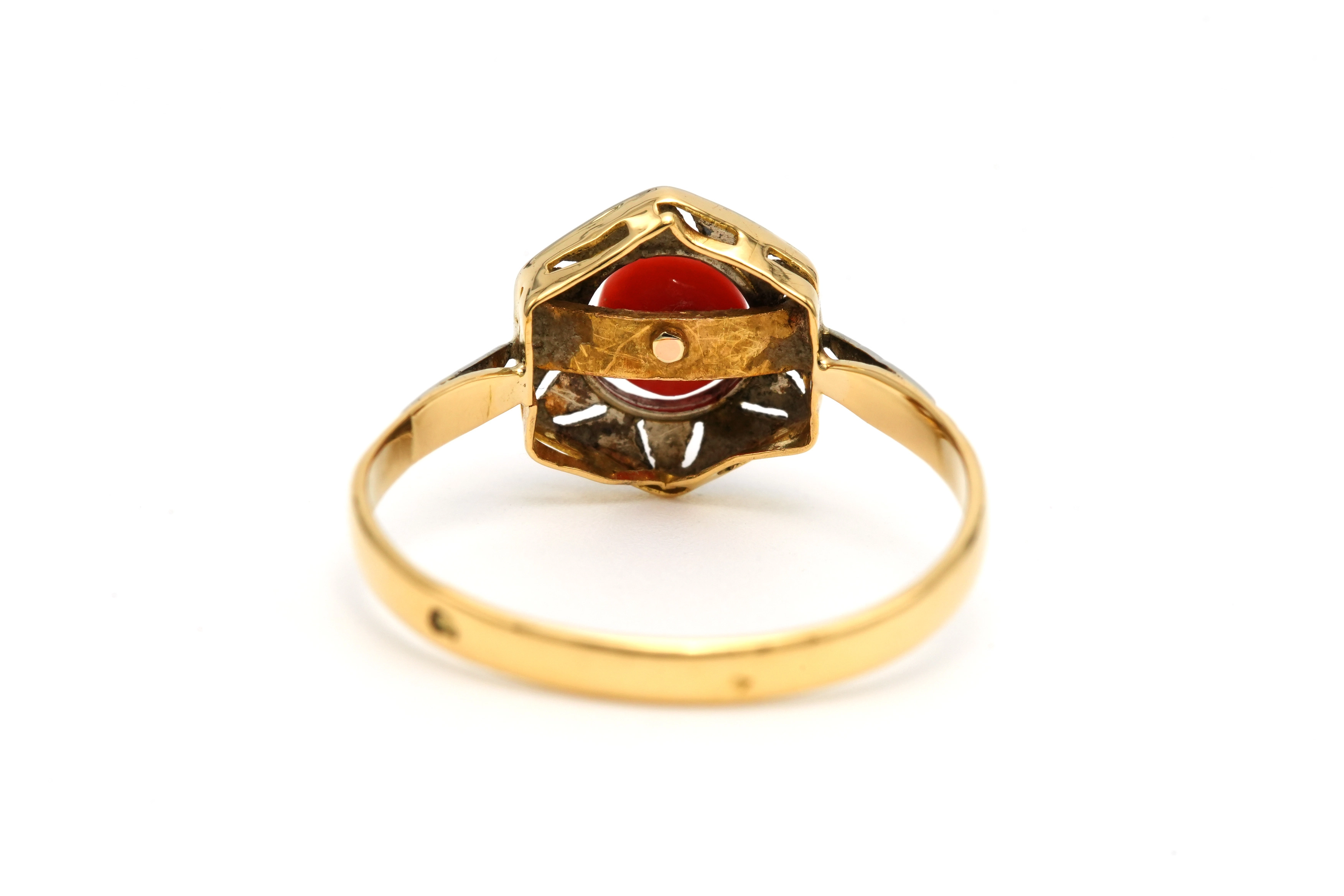 Bague Art Déco en or jaune et blanc 18 carats sertie de corail - - 4