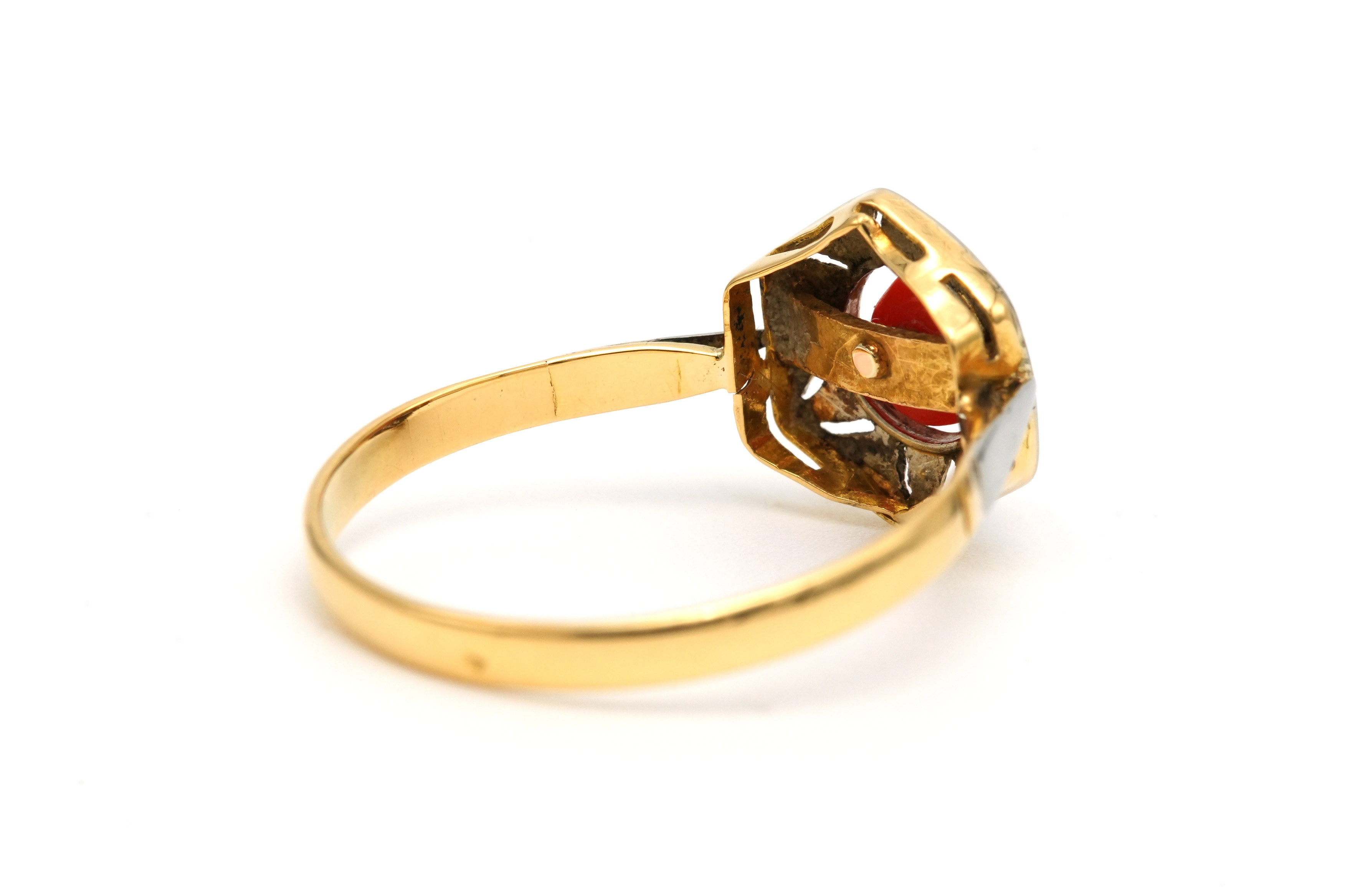 Bague Art Déco en or jaune et blanc 18 carats sertie de corail - 5