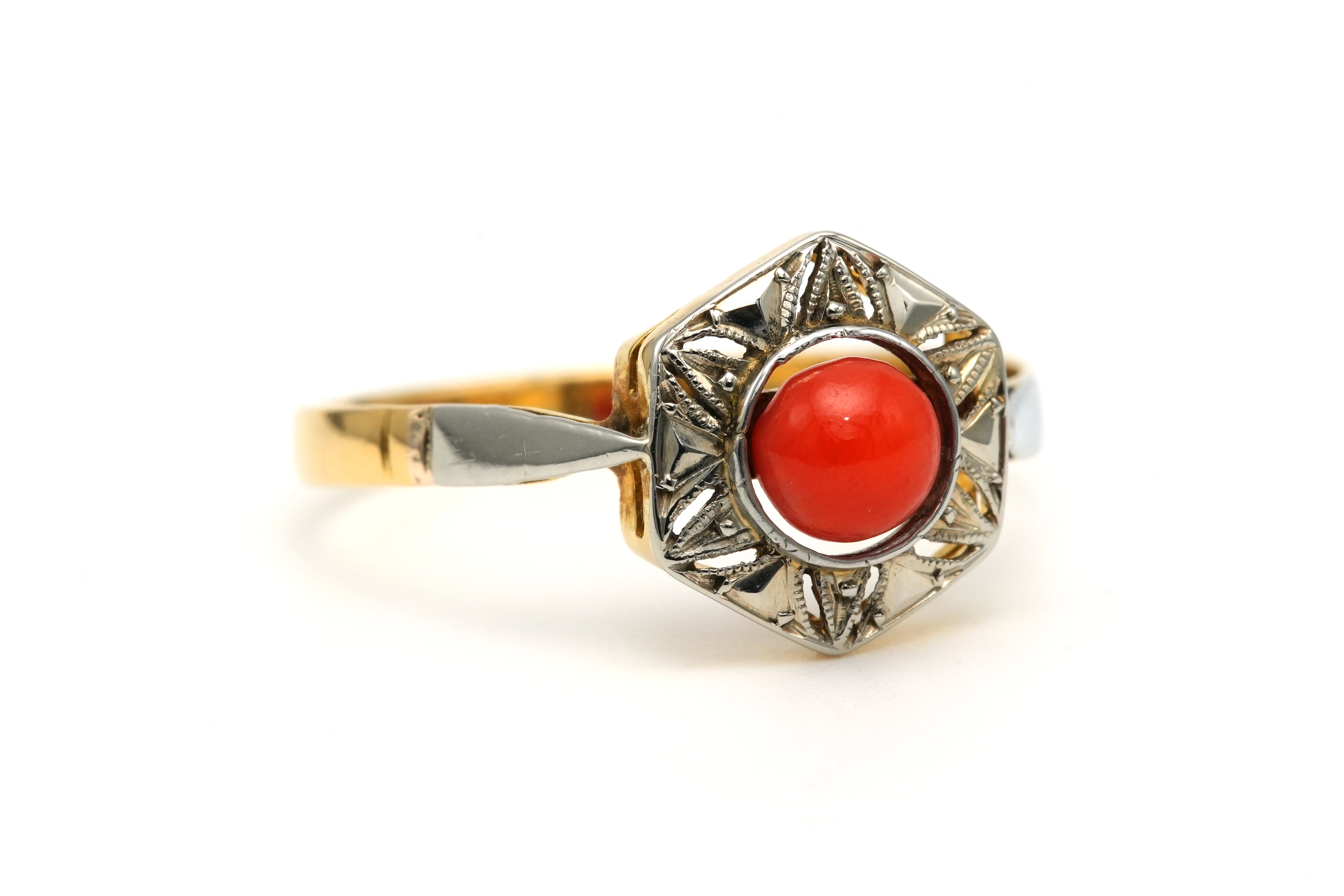 Bague Art Déco en or jaune et blanc 18 carats sertie de corail - - 6
