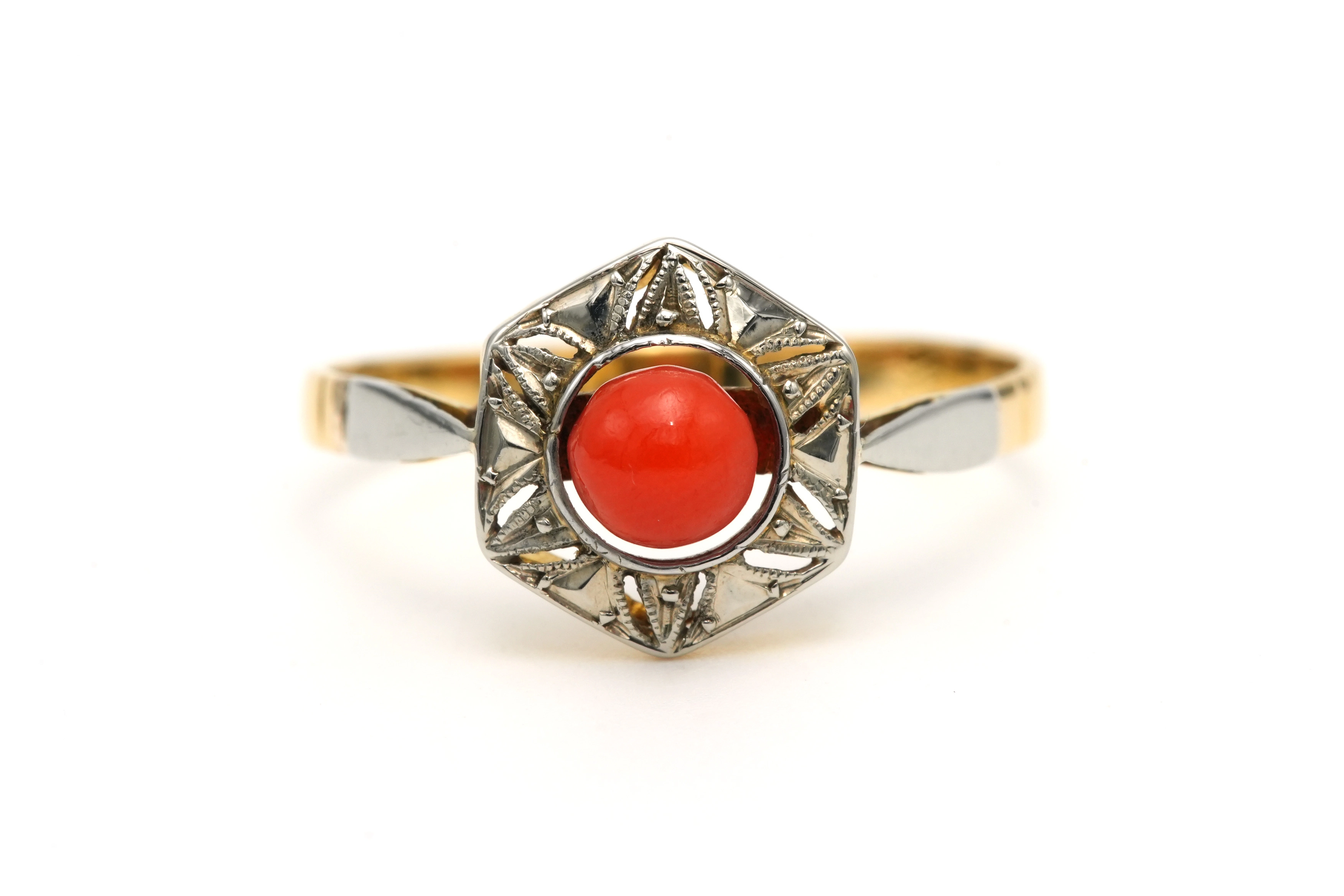 Bague Art Déco en or jaune et blanc 18 carats sertie de corail - - 1