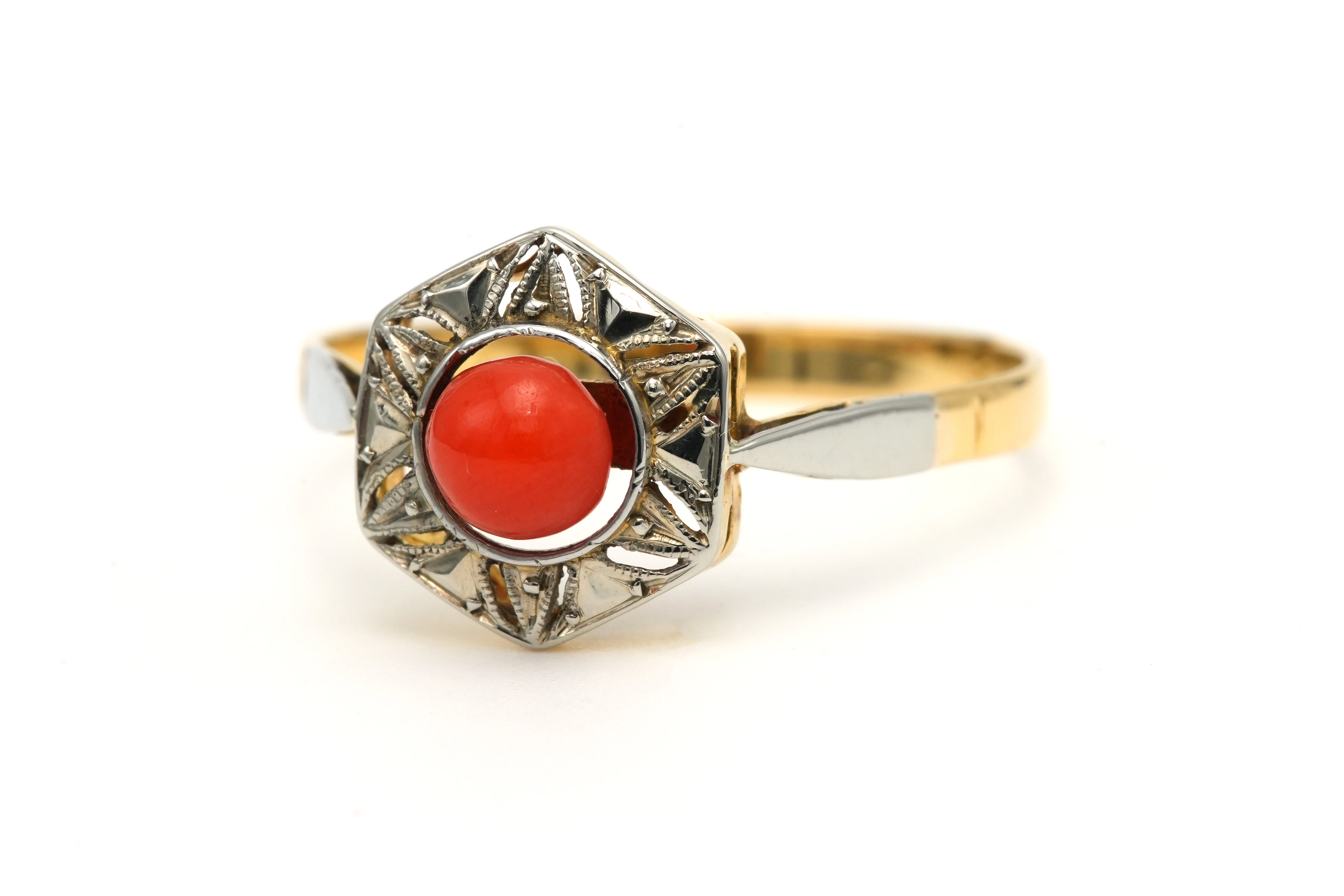 Bague Art Déco en or jaune et blanc 18 carats sertie de corail - - 2