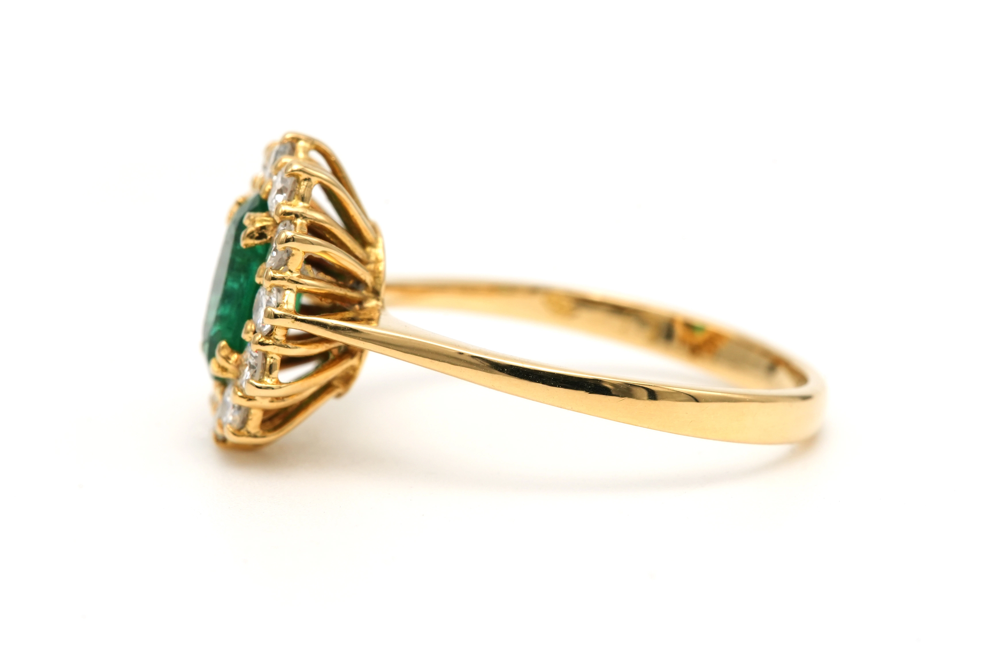 Bague contemporaine en or jaune 18 carats sertie d'une émeraude et de diamants "taille" brillant (+-0.48ct) - 3