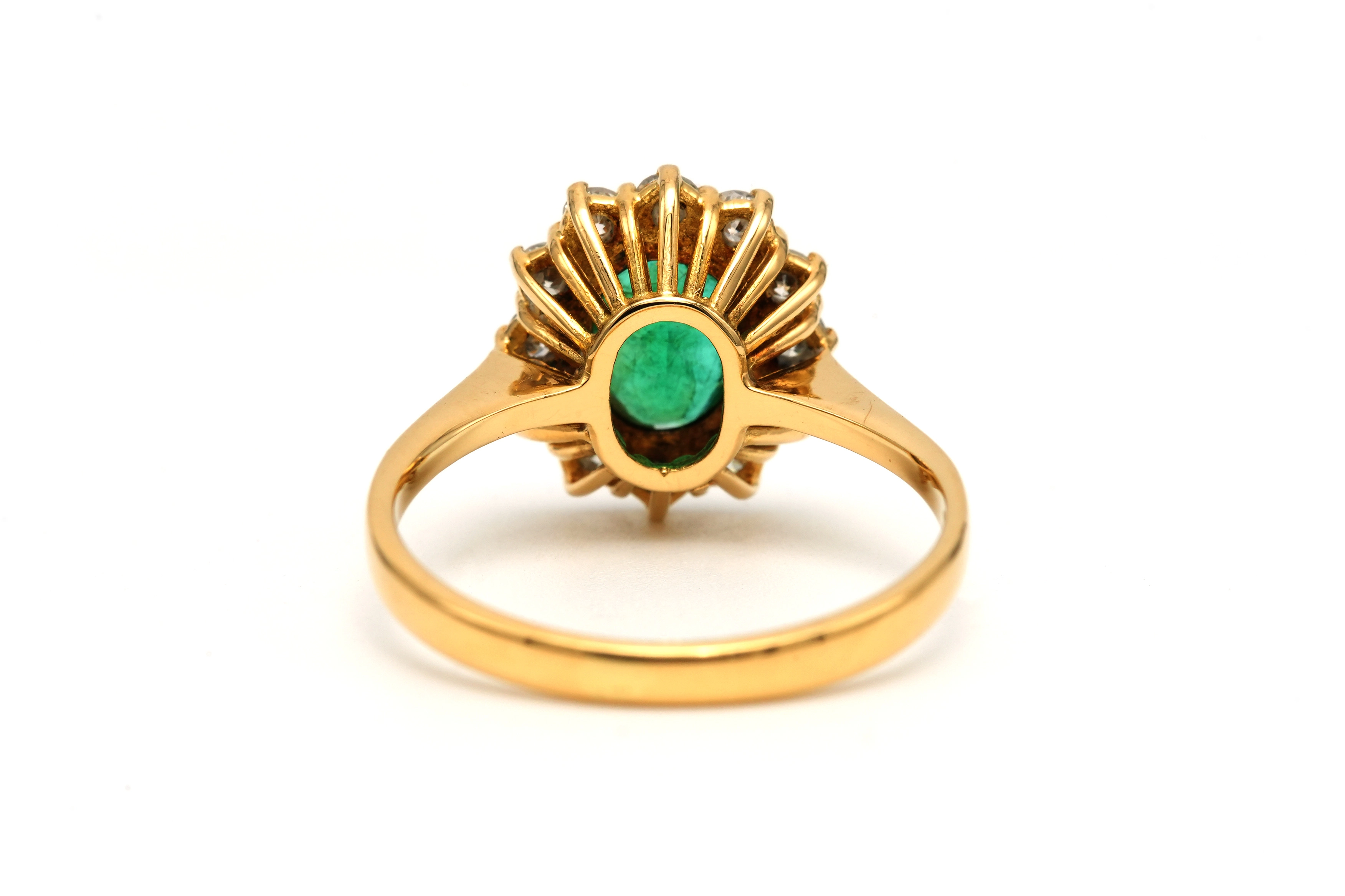 Bague contemporaine en or jaune 18 carats sertie d'une émeraude et de diamants "taille" brillant (+-0.48ct) - 4