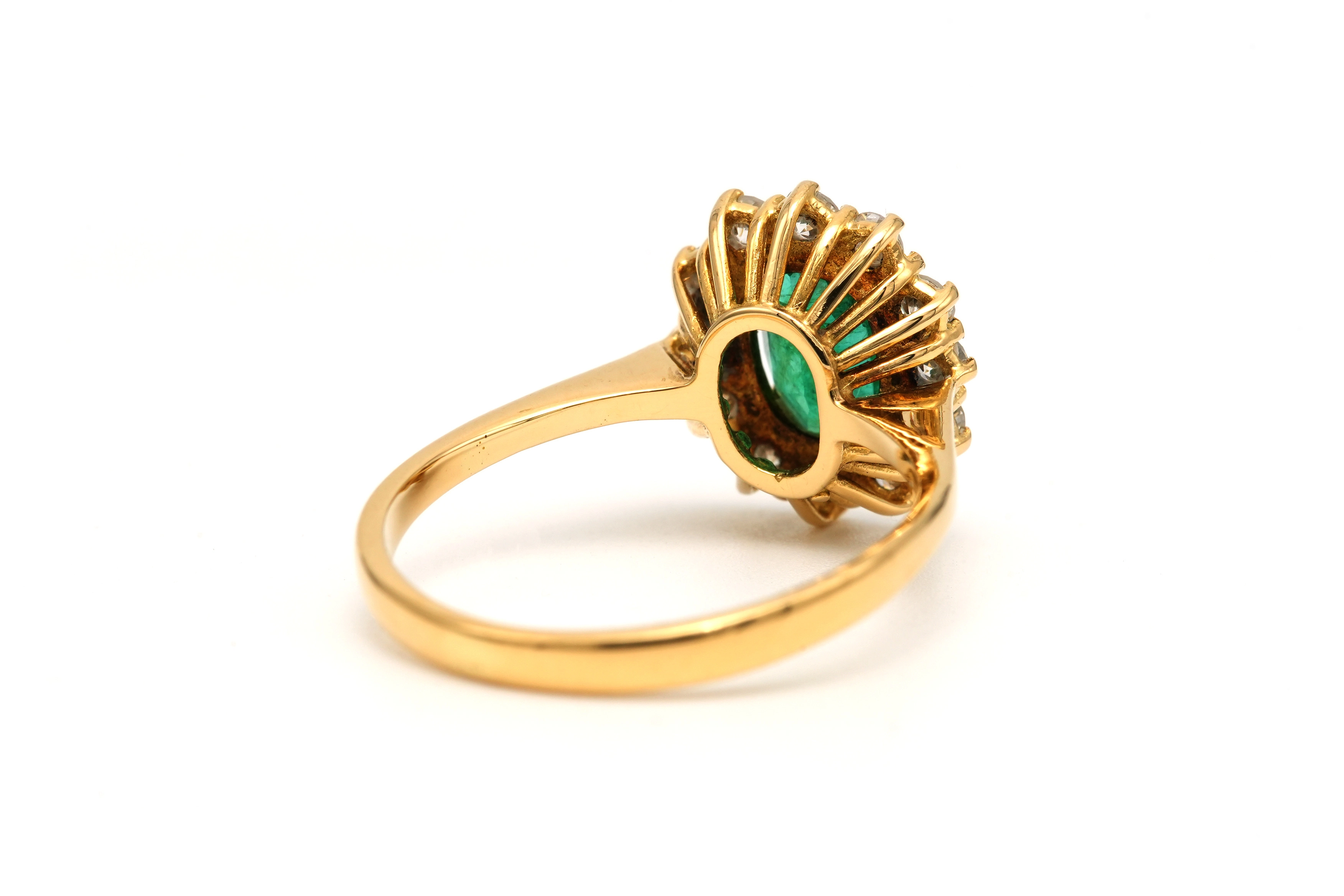 Bague contemporaine en or jaune 18 carats sertie d'une émeraude et de diamants "taille" brillant (+-0.48ct) - 5