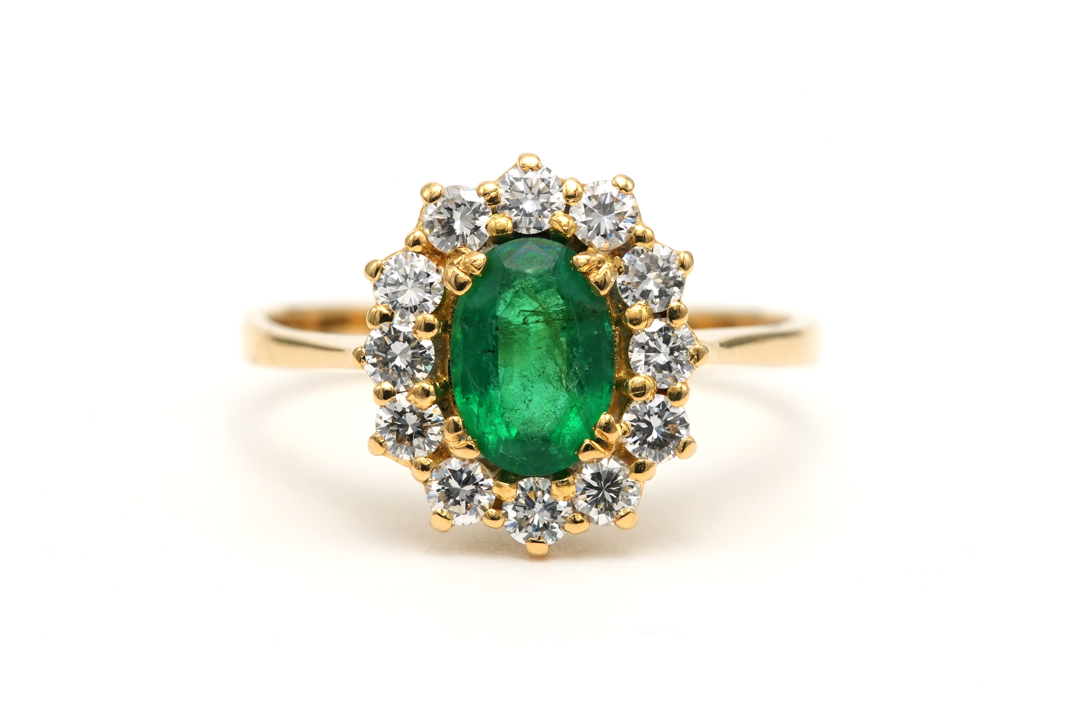 Bague contemporaine en or jaune 18 carats sertie d'une émeraude et de diamants "taille" brillant (+-0.48ct) - 1