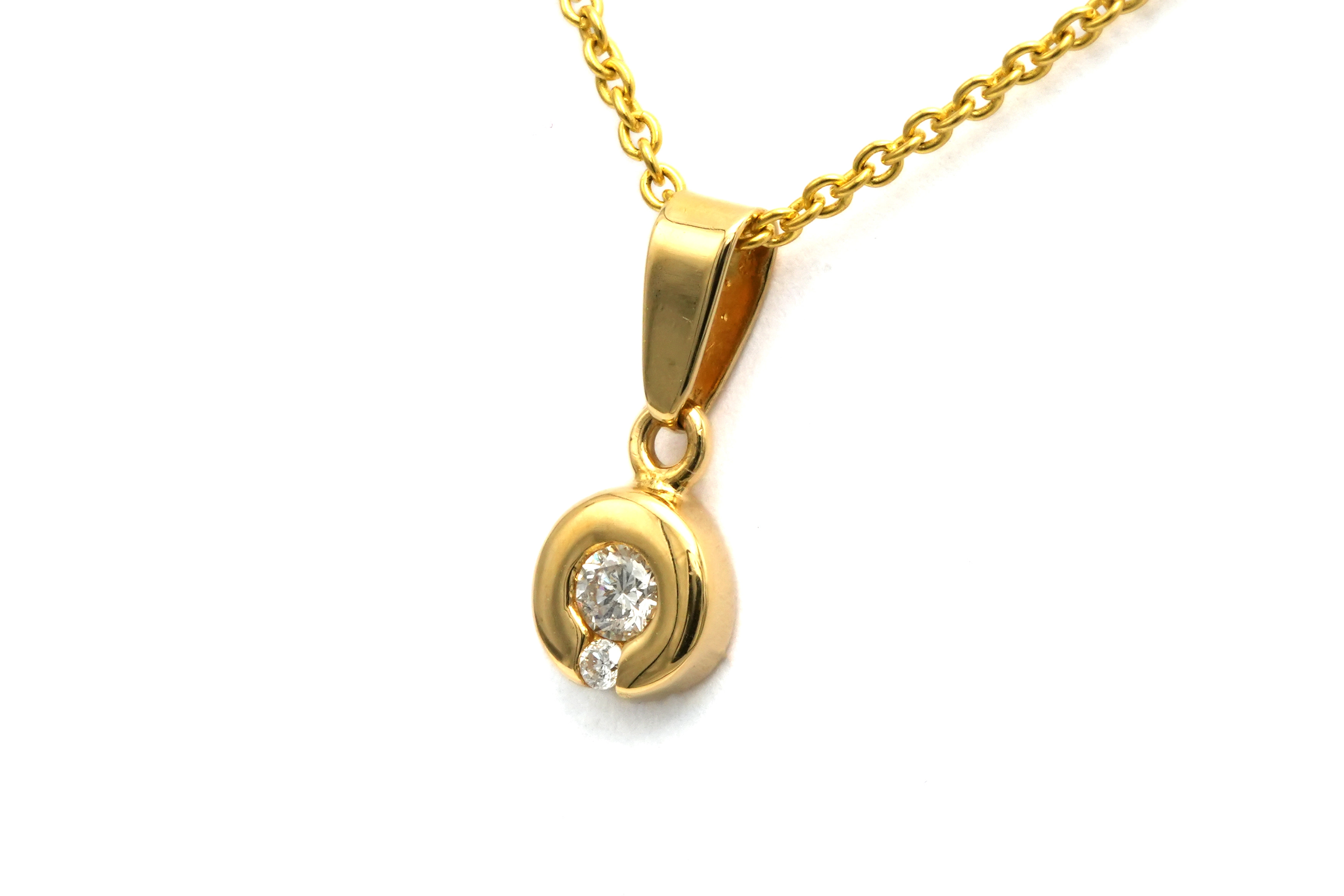 Pendentif contemporain en or jaune 18 carats serti de diamants "taille" brillant (+-0.065ct) - 2
