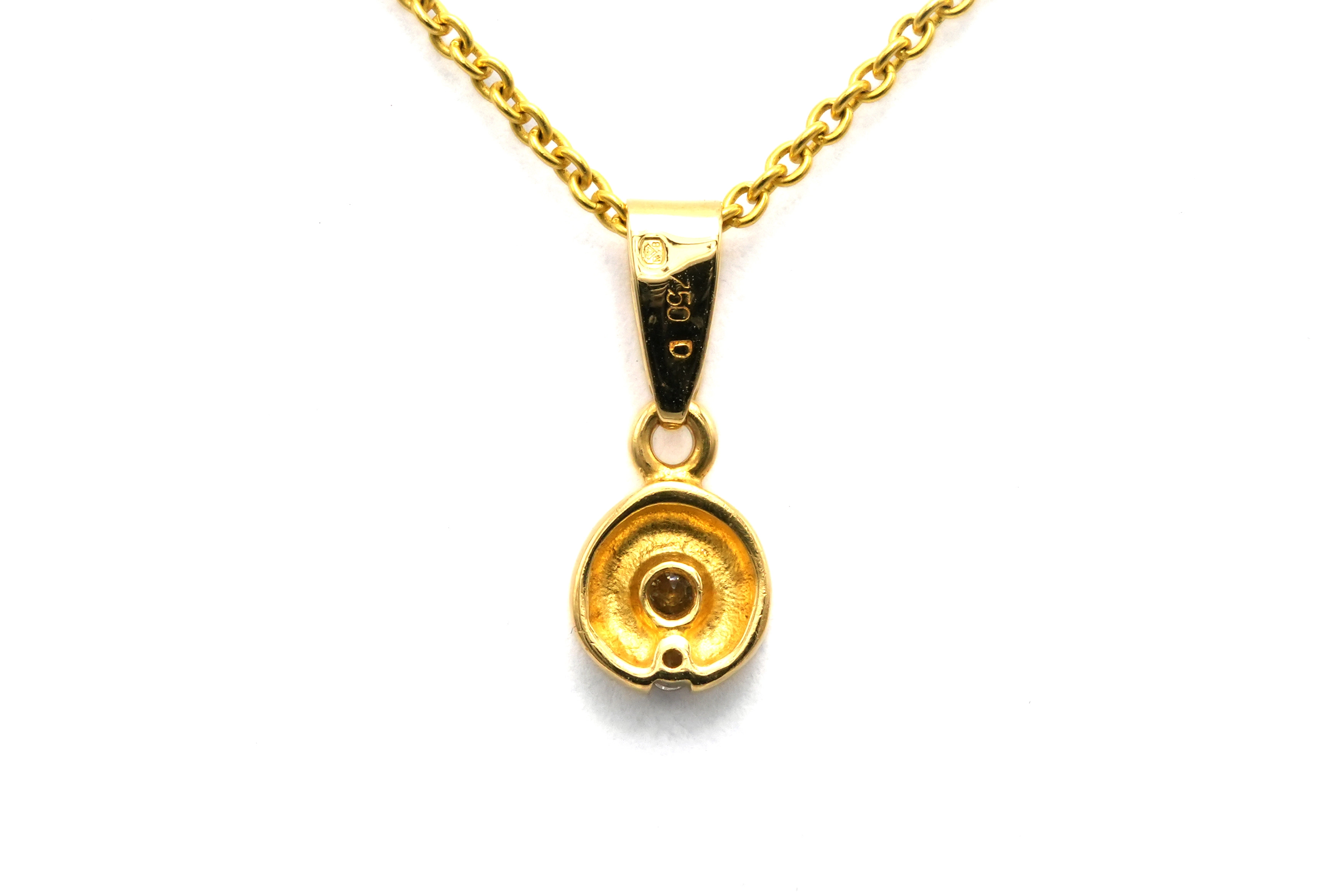 Pendentif contemporain en or jaune 18 carats serti de diamants "taille" brillant (+-0.065ct) - 4