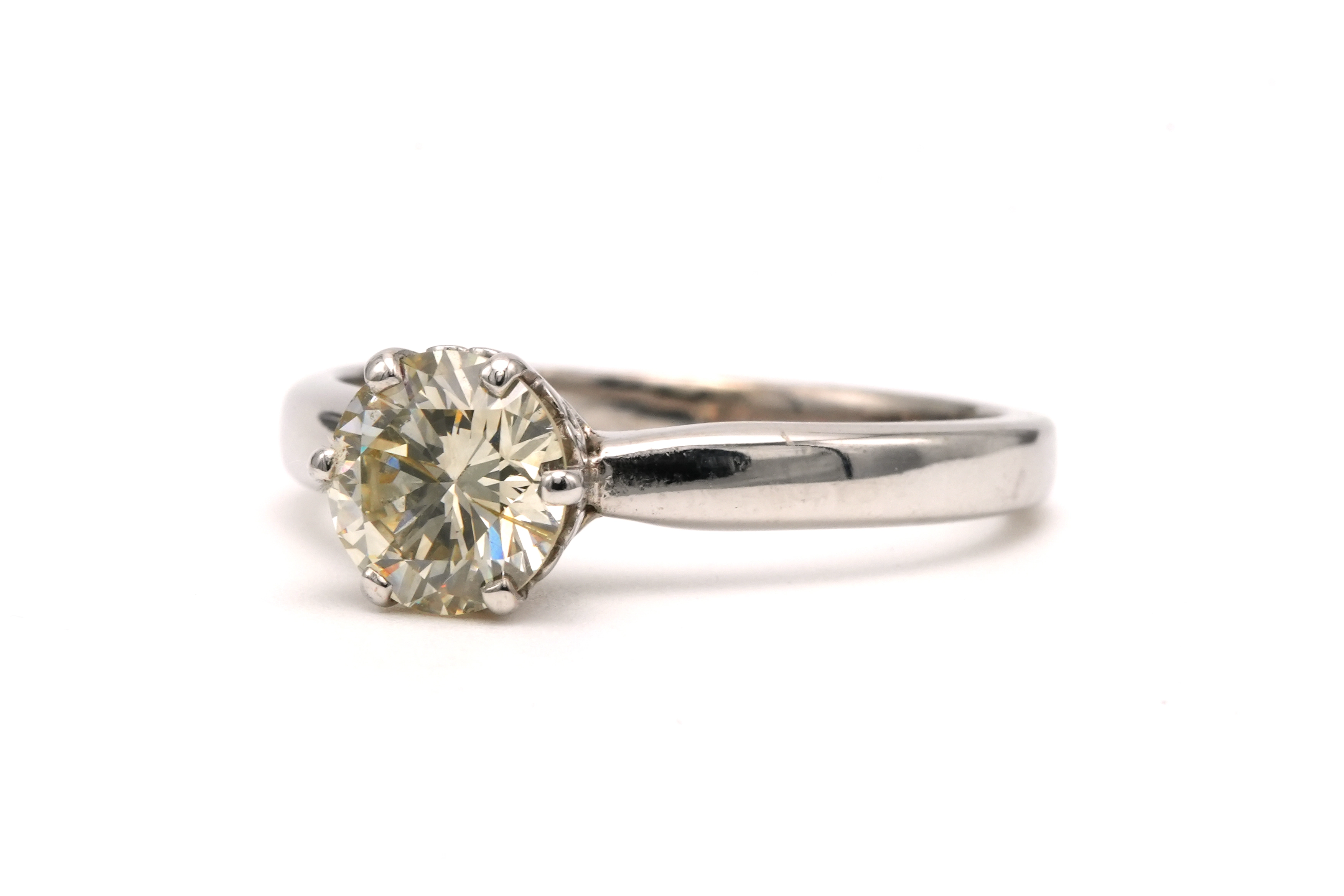 Bague Contemporaine en or blanc 18 carats sertie d'un diamant "taille" brillant (+- 1.25ct) - 2