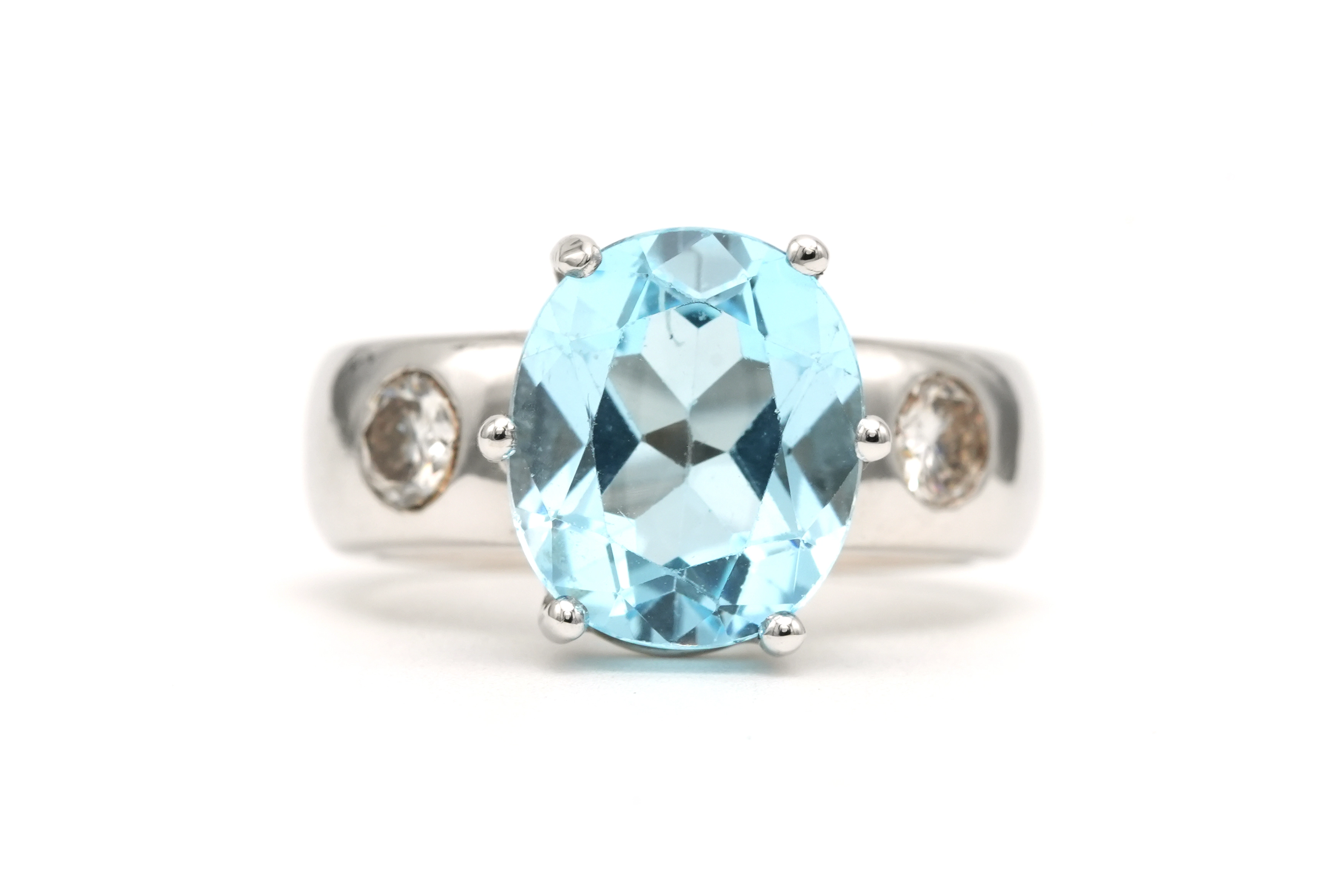 Bague contemporaine en or blanc 18 carats sertie d'une topaze et de diamants "taille" brillant (+-0.36ct) - - 1