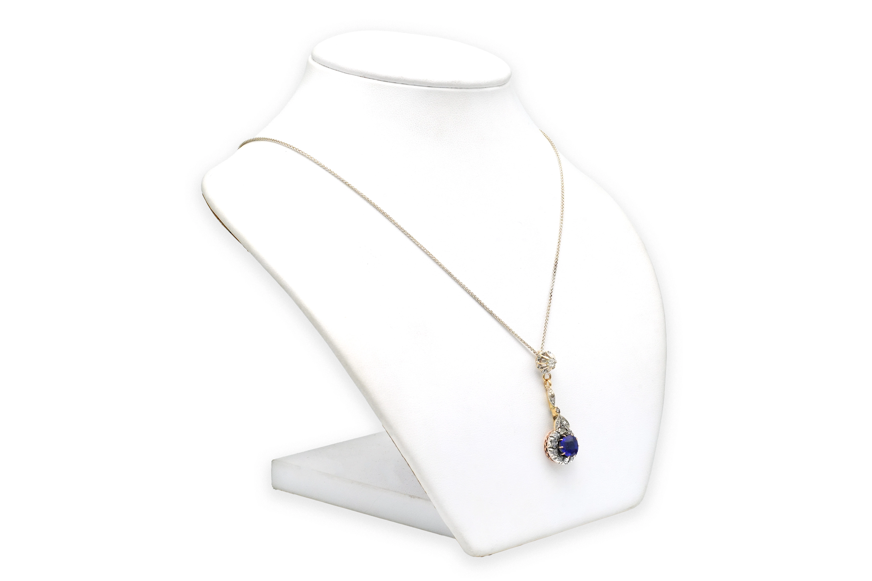 Collier Art Déco en or jaune 18 carats et argent, saphir de synthèse et diamants "taille" rose - 4