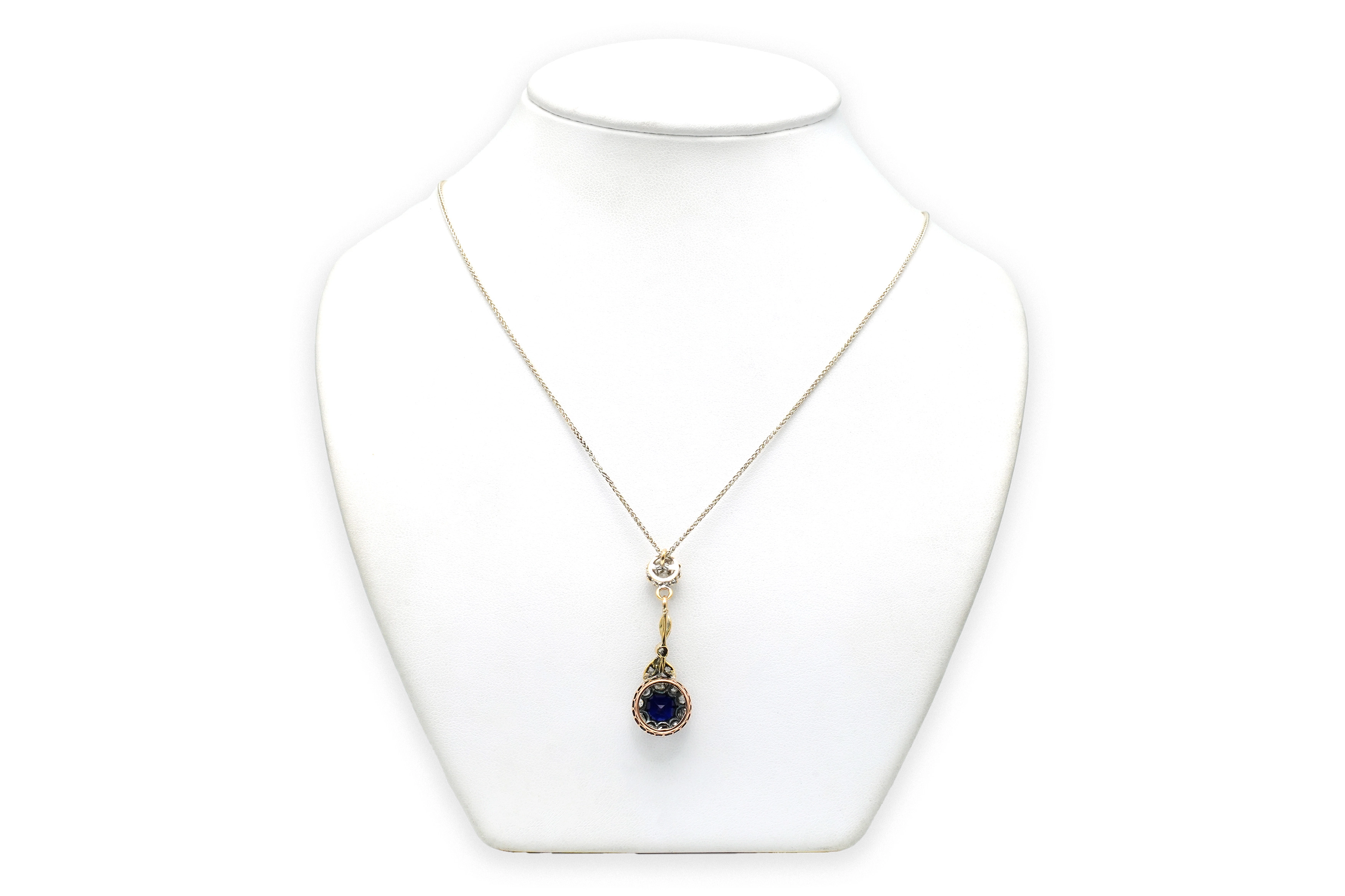 Collier Art Déco en or jaune 18 carats et argent, saphir de synthèse et diamants "taille" rose - 5