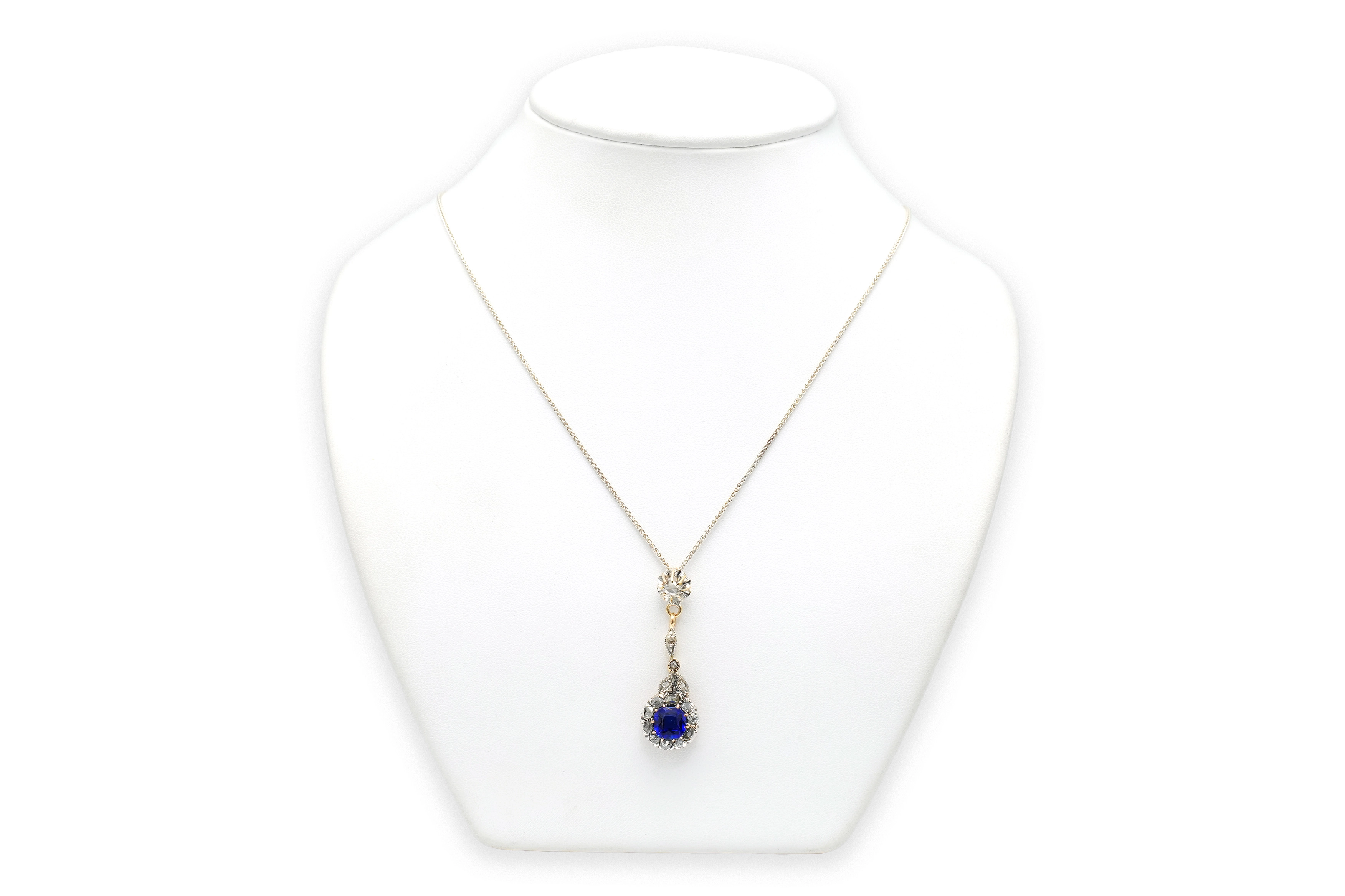 Collier Art Déco en or jaune 18 carats et argent, saphir de synthèse et diamants "taille" rose - 2