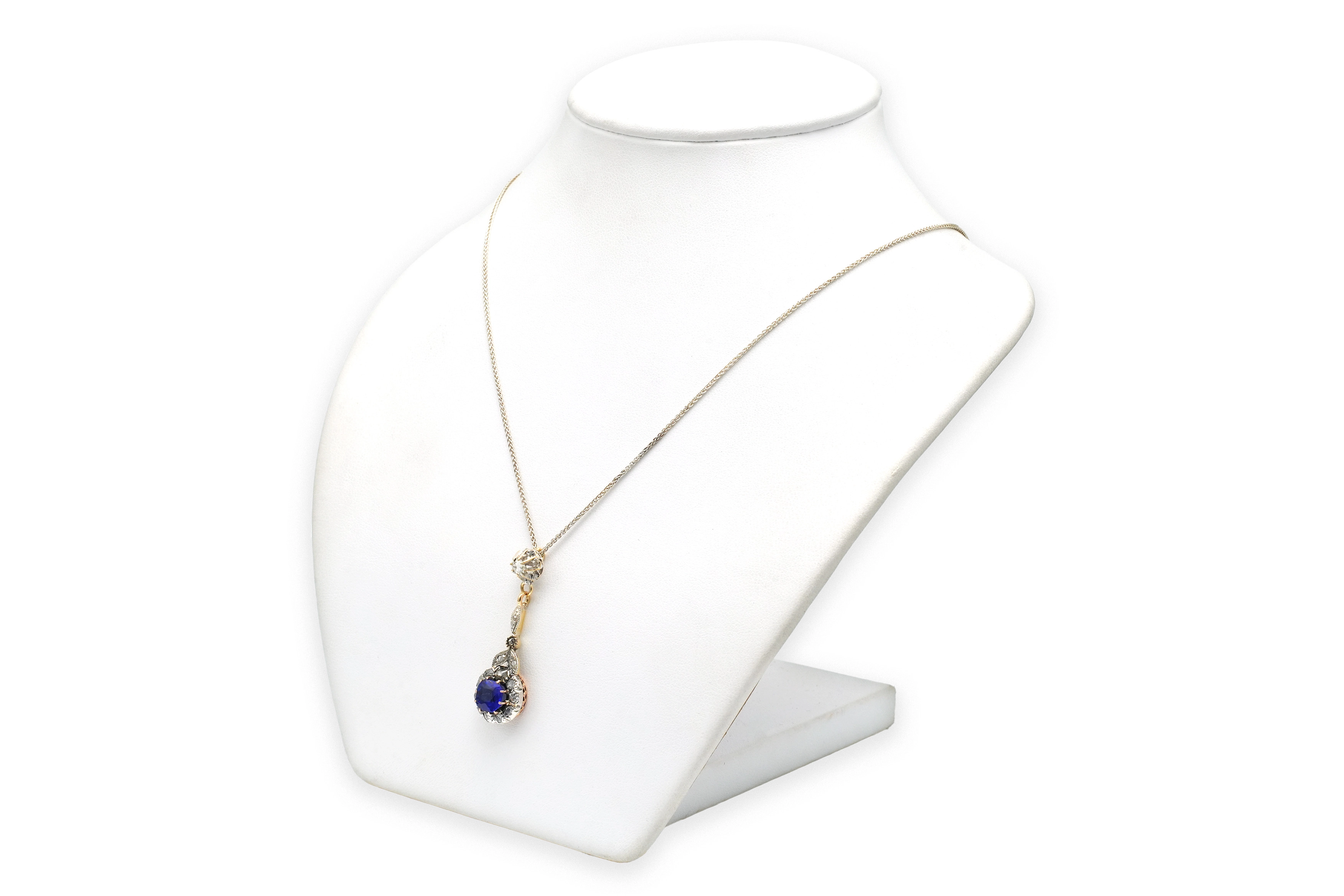 Collier Art Déco en or jaune 18 carats et argent, saphir de synthèse et diamants "taille" rose - 3