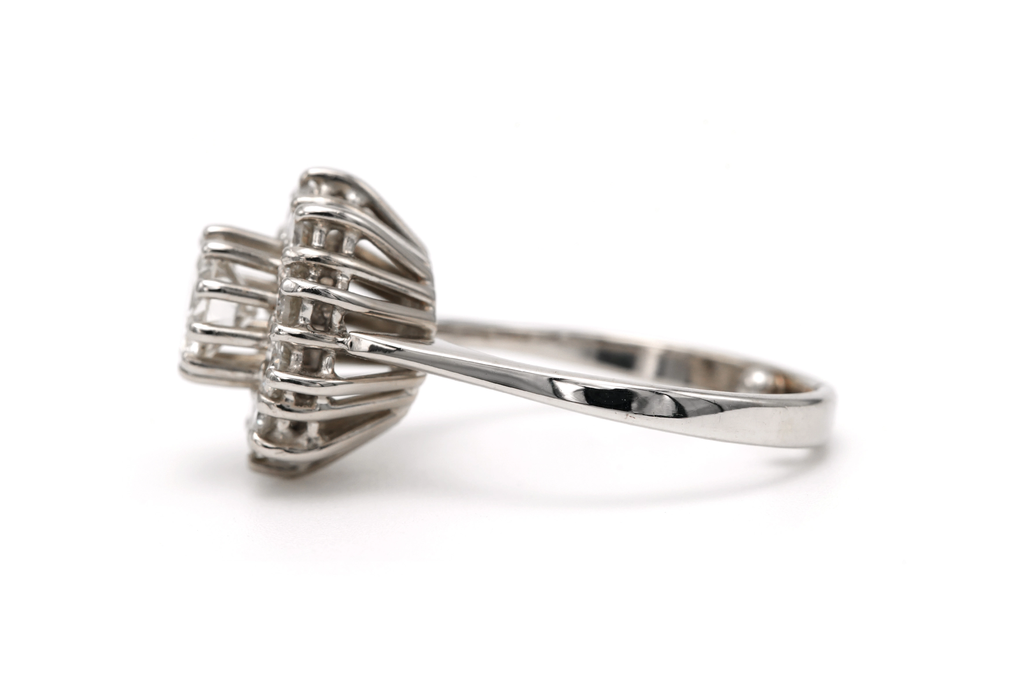 Bague contemporaine en or blanc 18 carats sertie de diamants "taille" brillant (+-1.35ct) - - 3
