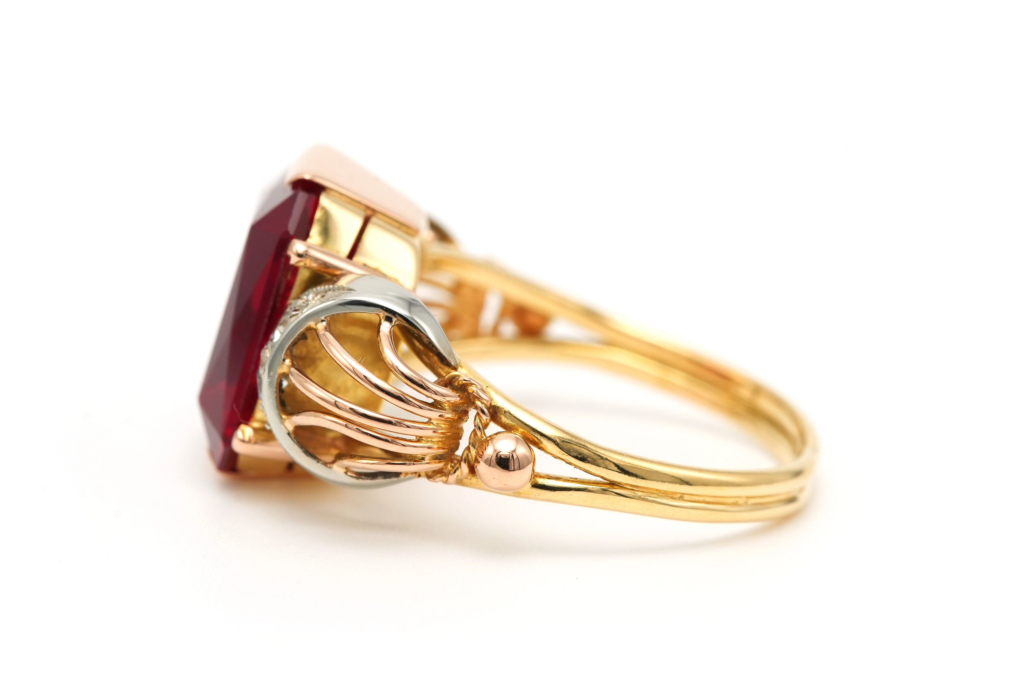 Bague Art Déco en or jaune et blanc 18 carats sertie d'un rubis et de saphirs de synthèse - 3