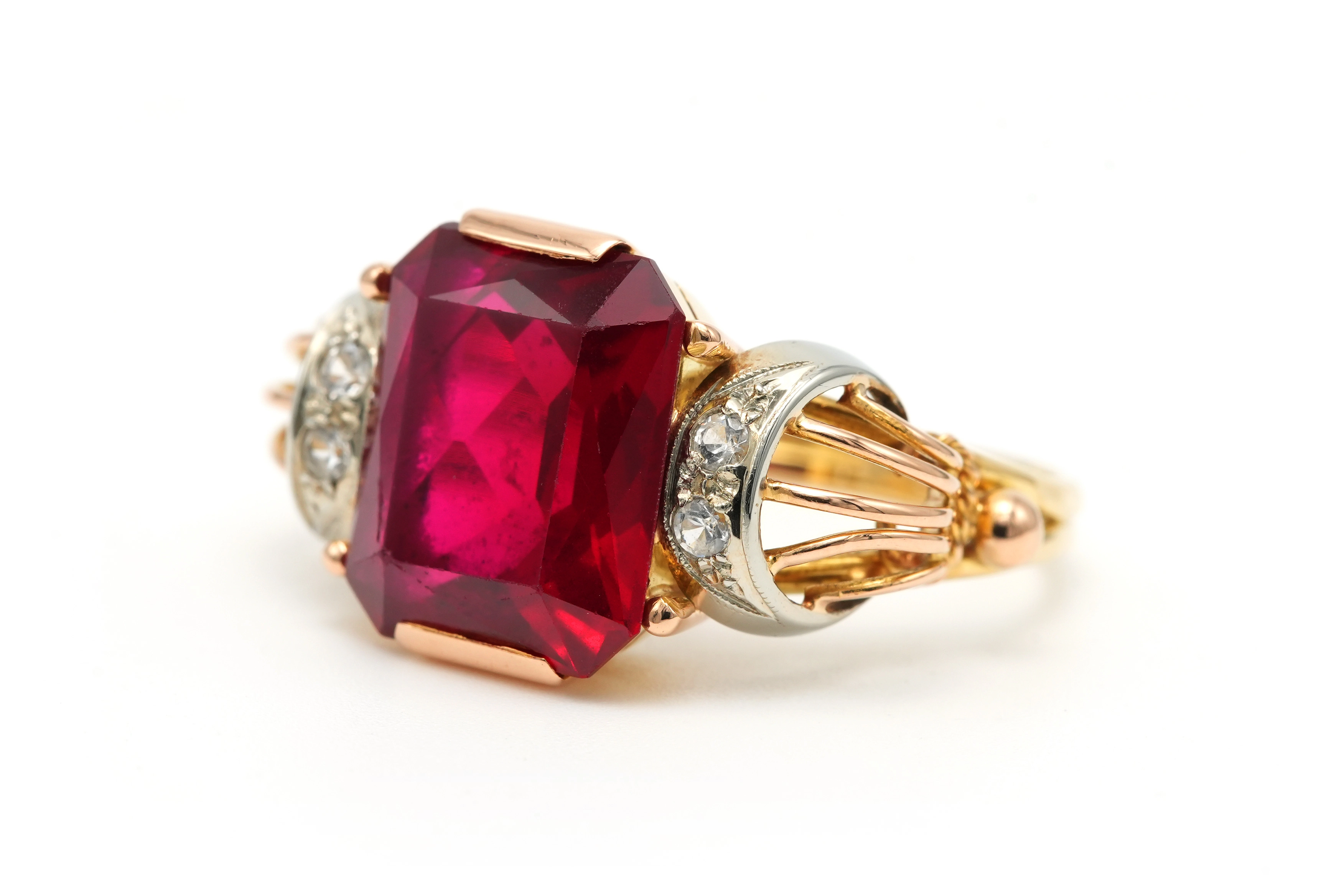 Bague Art Déco en or jaune et blanc 18 carats sertie d'un rubis et de saphirs de synthèse - - 2