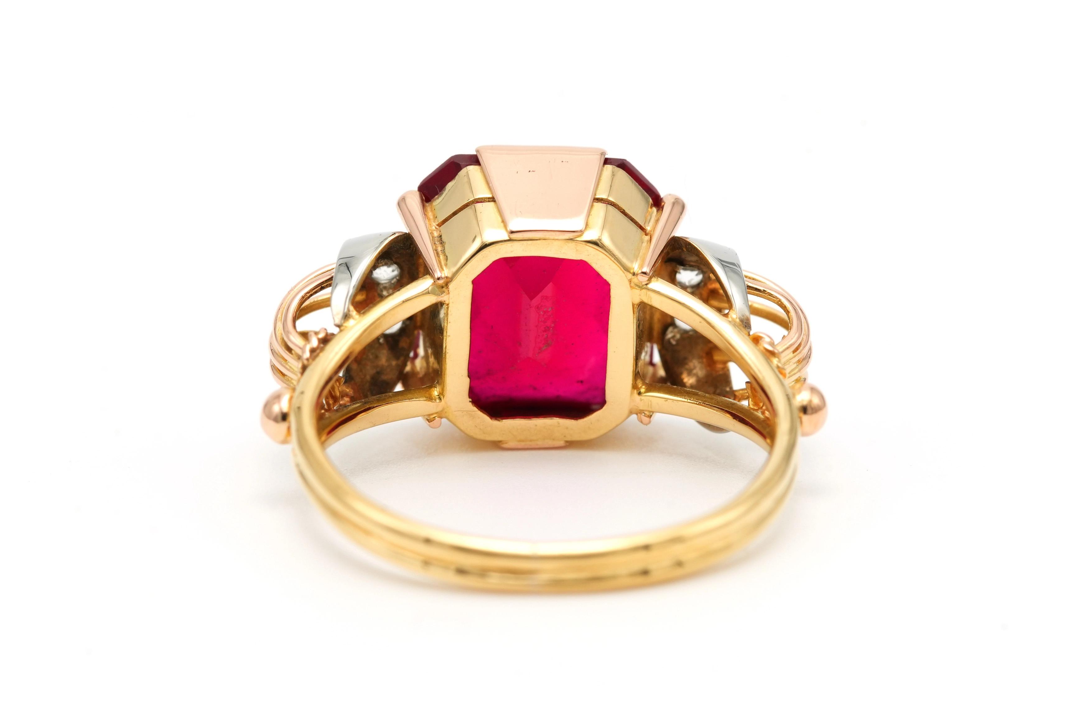 Bague Art Déco en or jaune et blanc 18 carats sertie d'un rubis et de saphirs de synthèse - 4