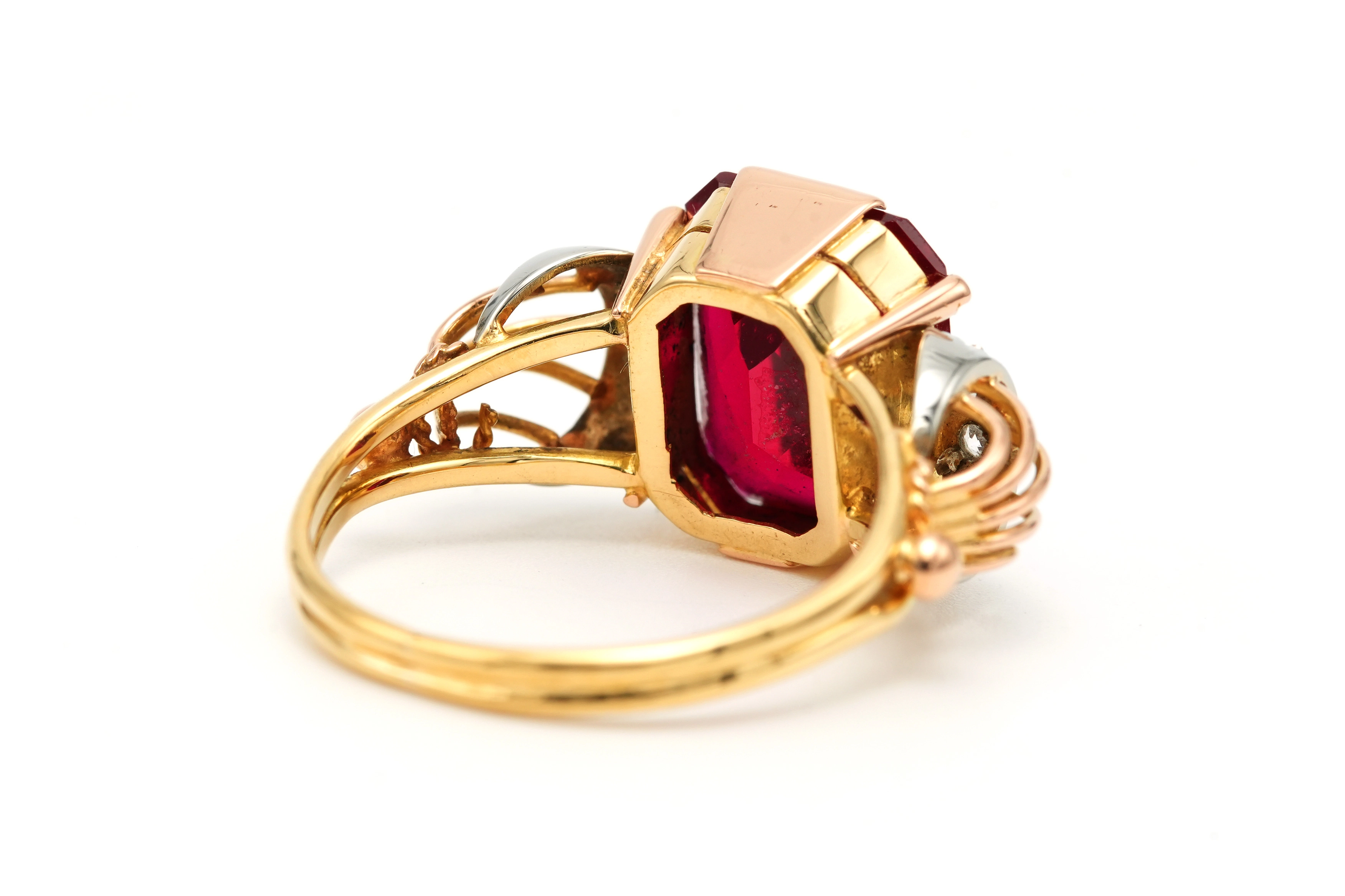 Bague Art Déco en or jaune et blanc 18 carats sertie d'un rubis et de saphirs de synthèse - 5