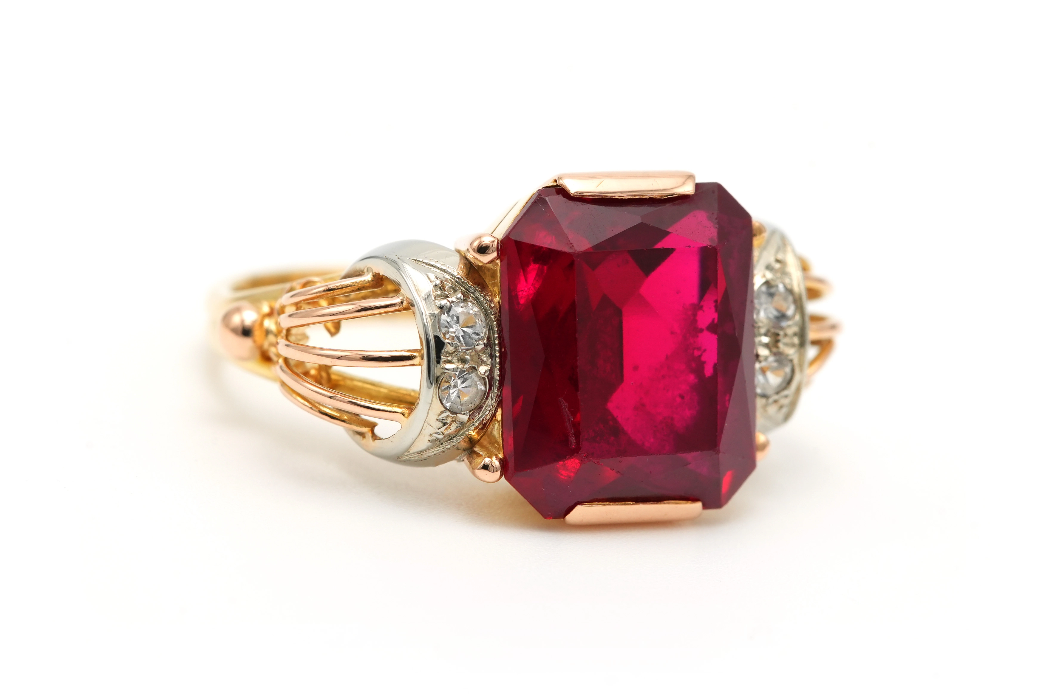 Bague Art Déco en or jaune et blanc 18 carats sertie d'un rubis et de saphirs de synthèse - 6