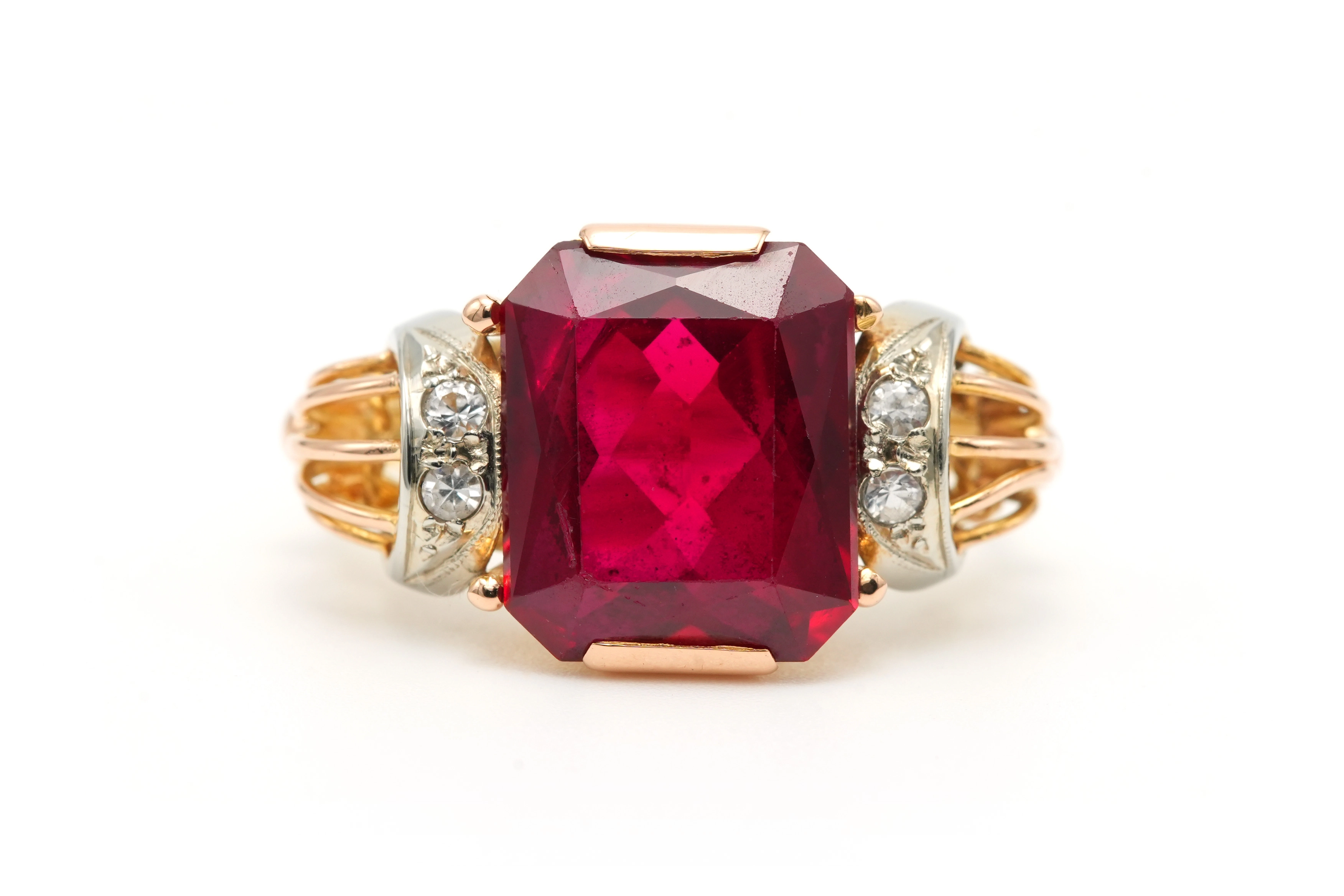 Bague Art Déco en or jaune et blanc 18 carats sertie d'un rubis et de saphirs de synthèse - 1